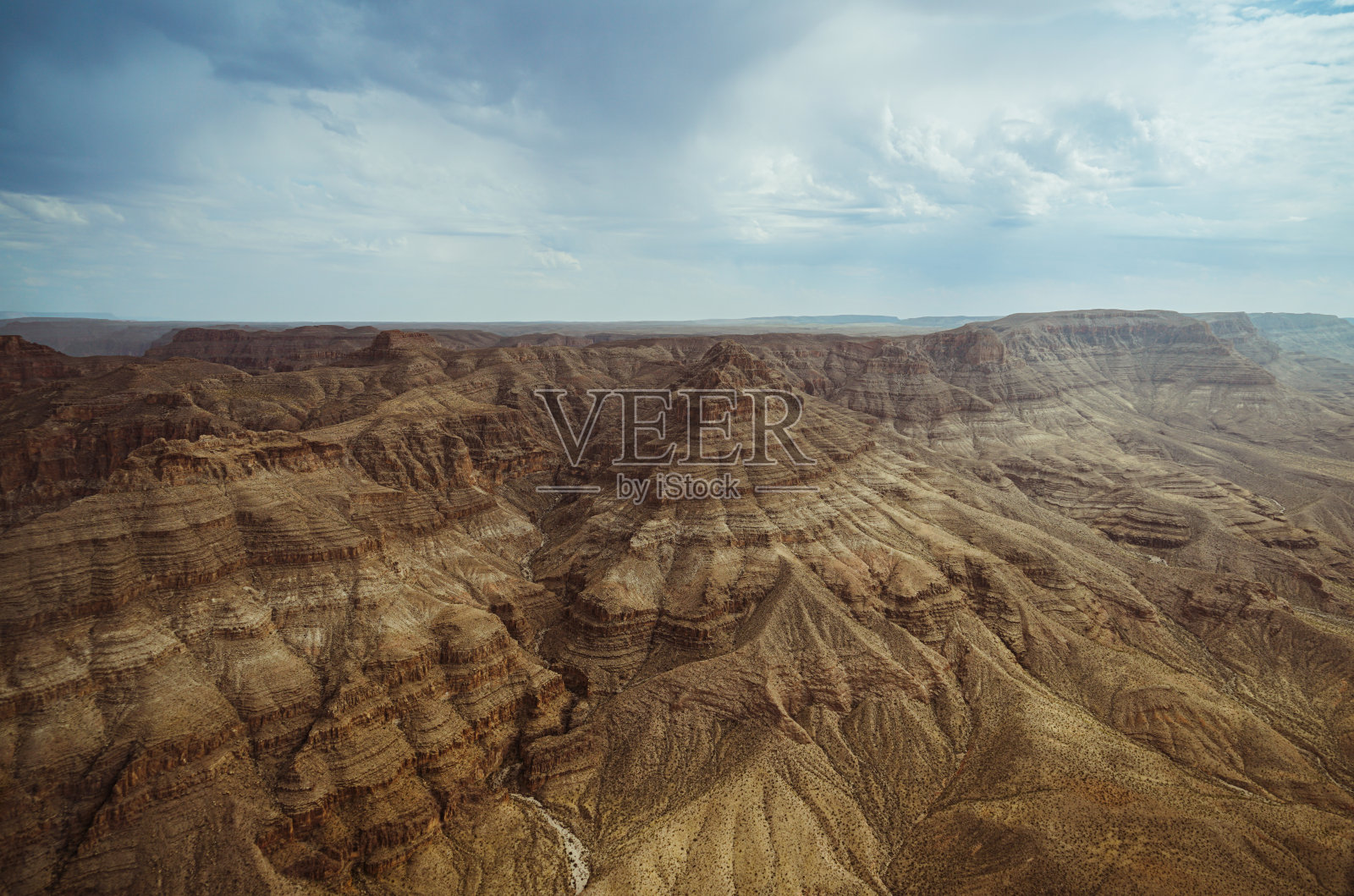 大峡谷山脊上有蓝色多云的天空。从观测点的顶部观看。照片摄影图片