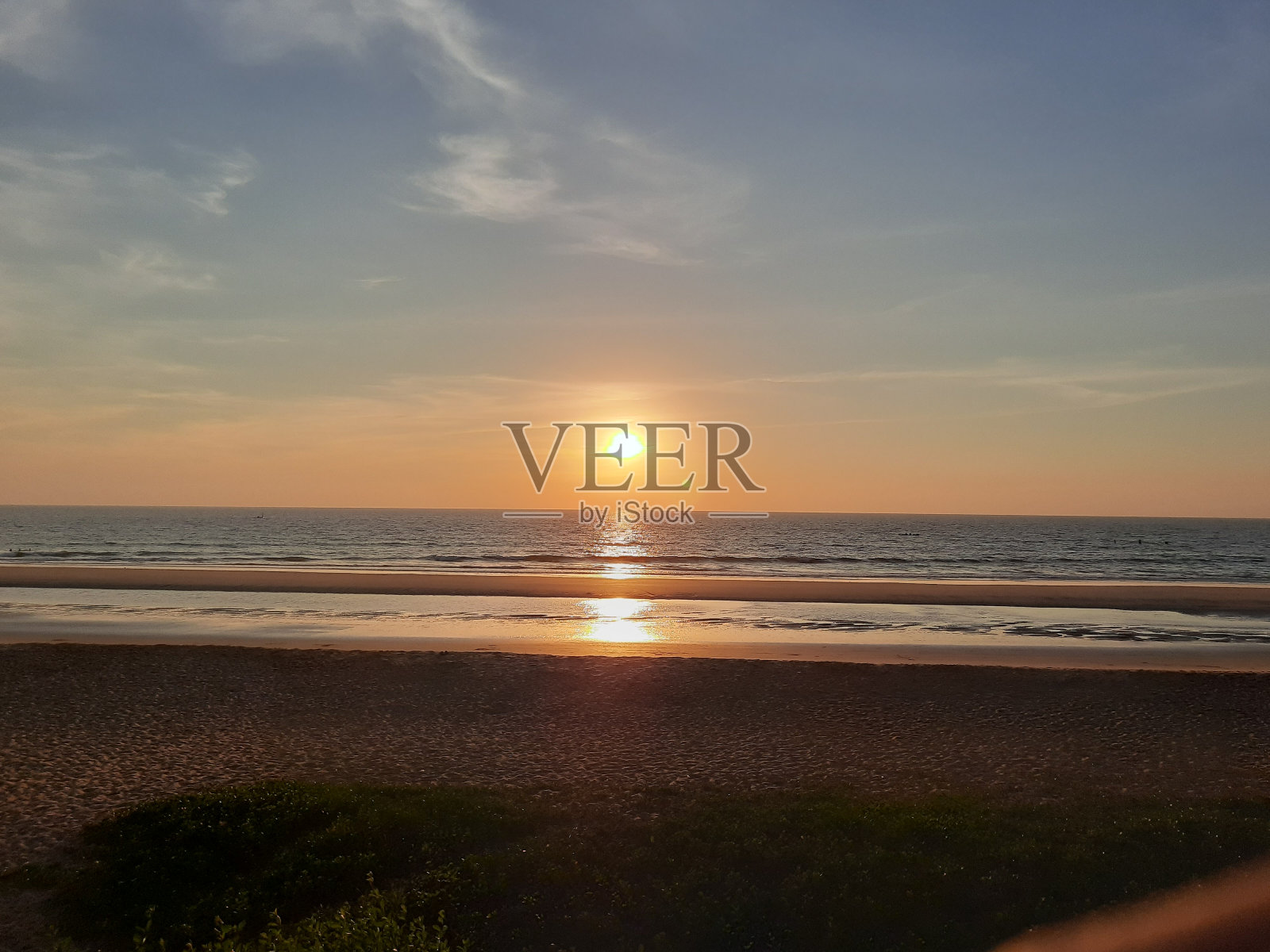 海滩上的日落。海滩上的波浪。印度洋上美丽的日落美景。果阿的日落美景。照片摄影图片