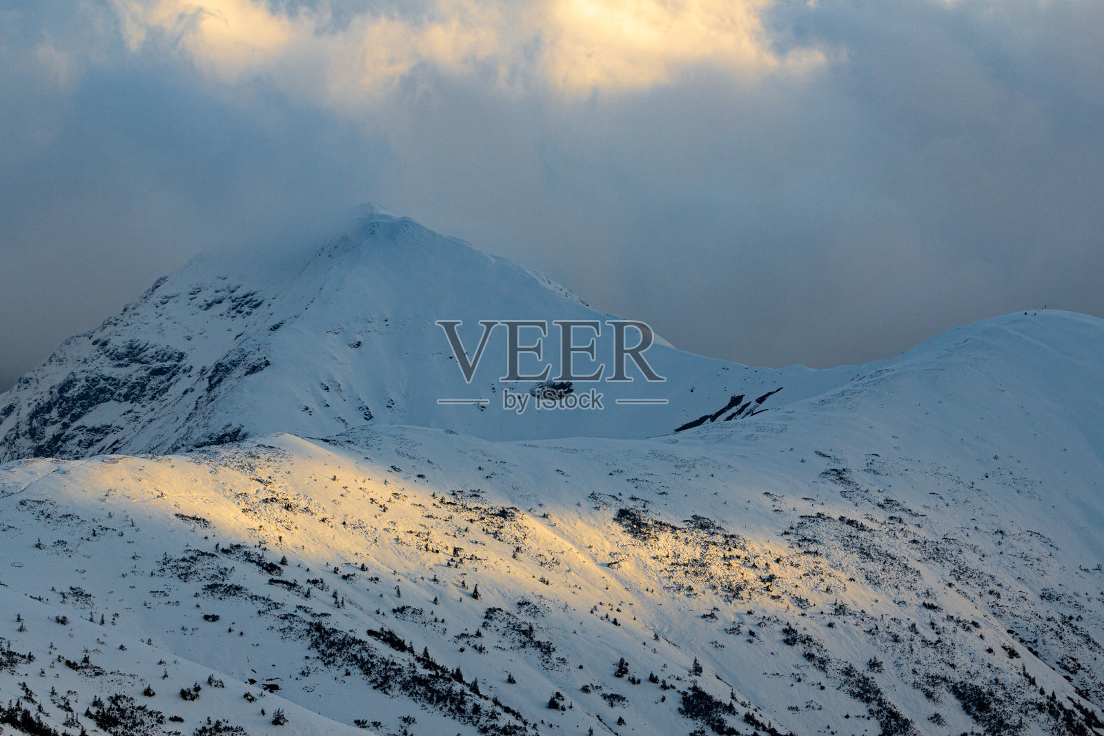 冬天塔特拉山脉上的日落照片摄影图片