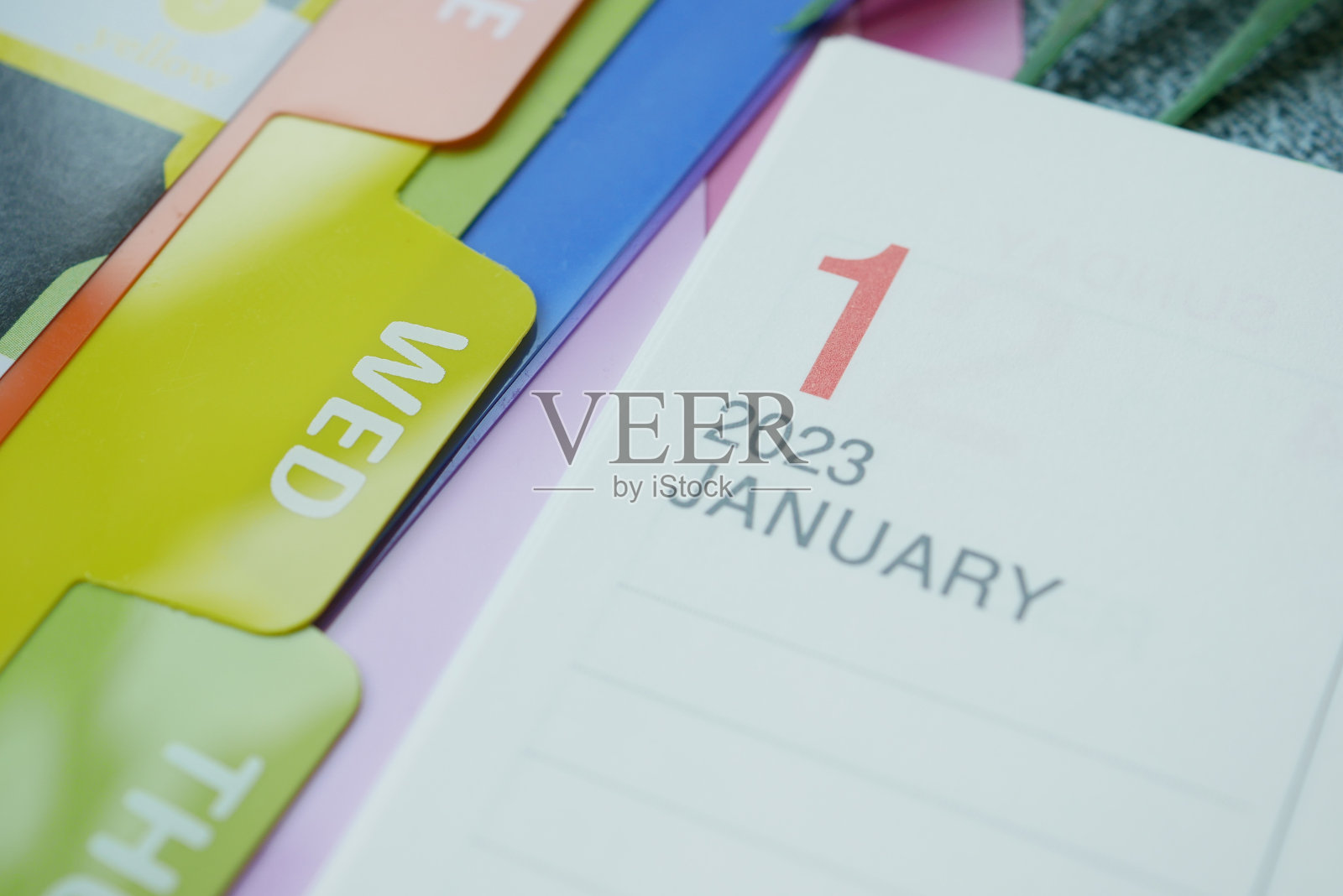 办公桌上的2023年日历照片摄影图片