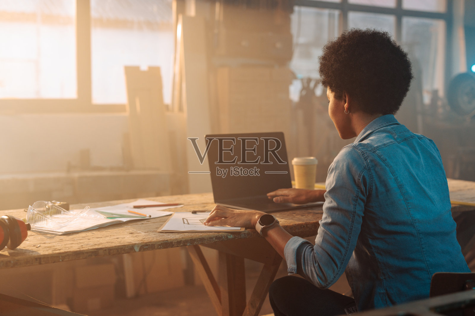 车间里的木工。照片摄影图片