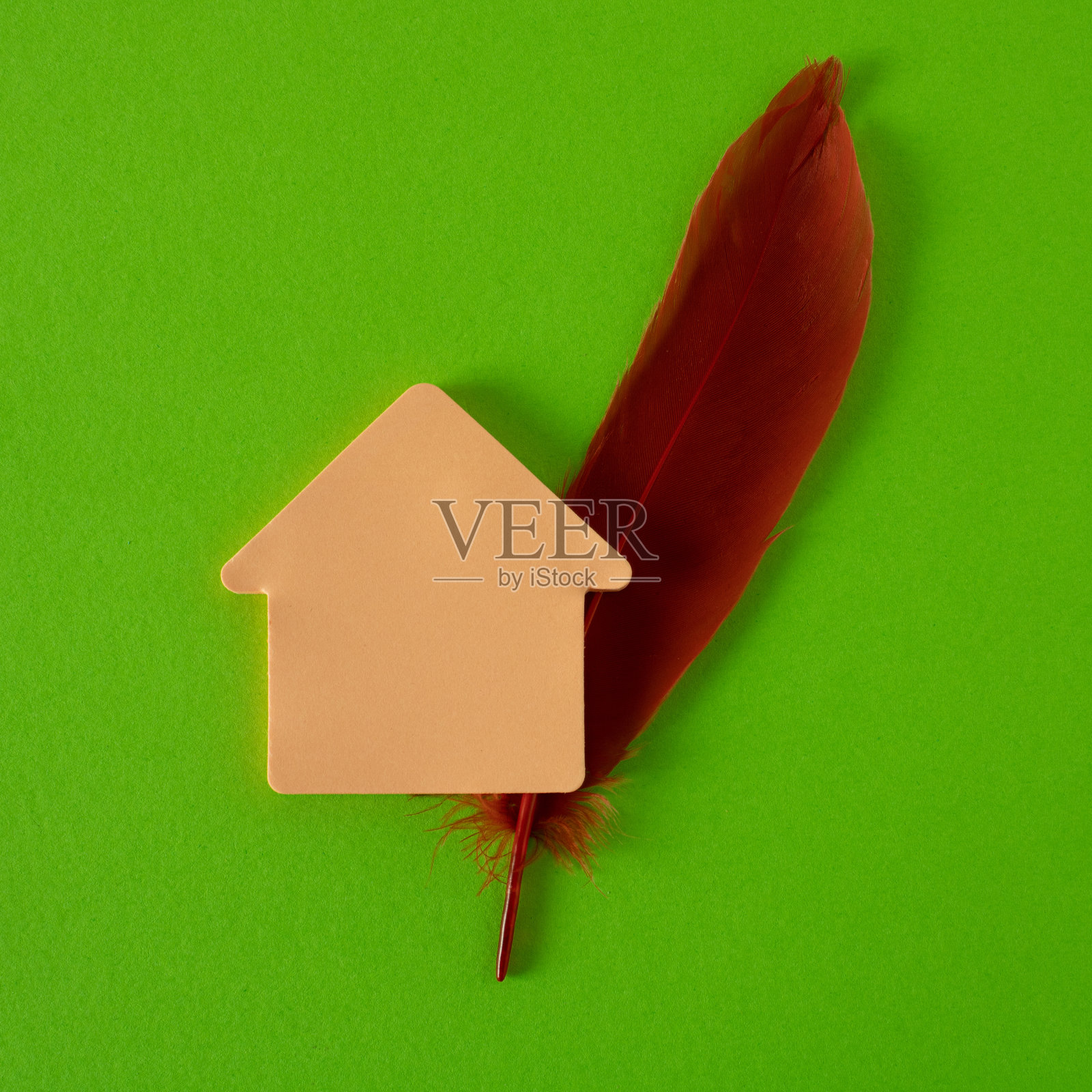 安全的写作是在绿茵林间温暖的房子里照片摄影图片