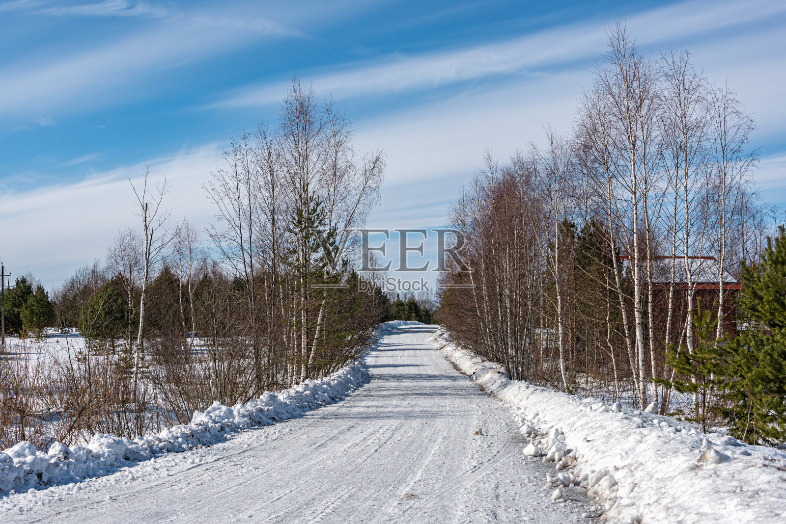 春天乡村风光配上一条乡村小路。照片摄影图片