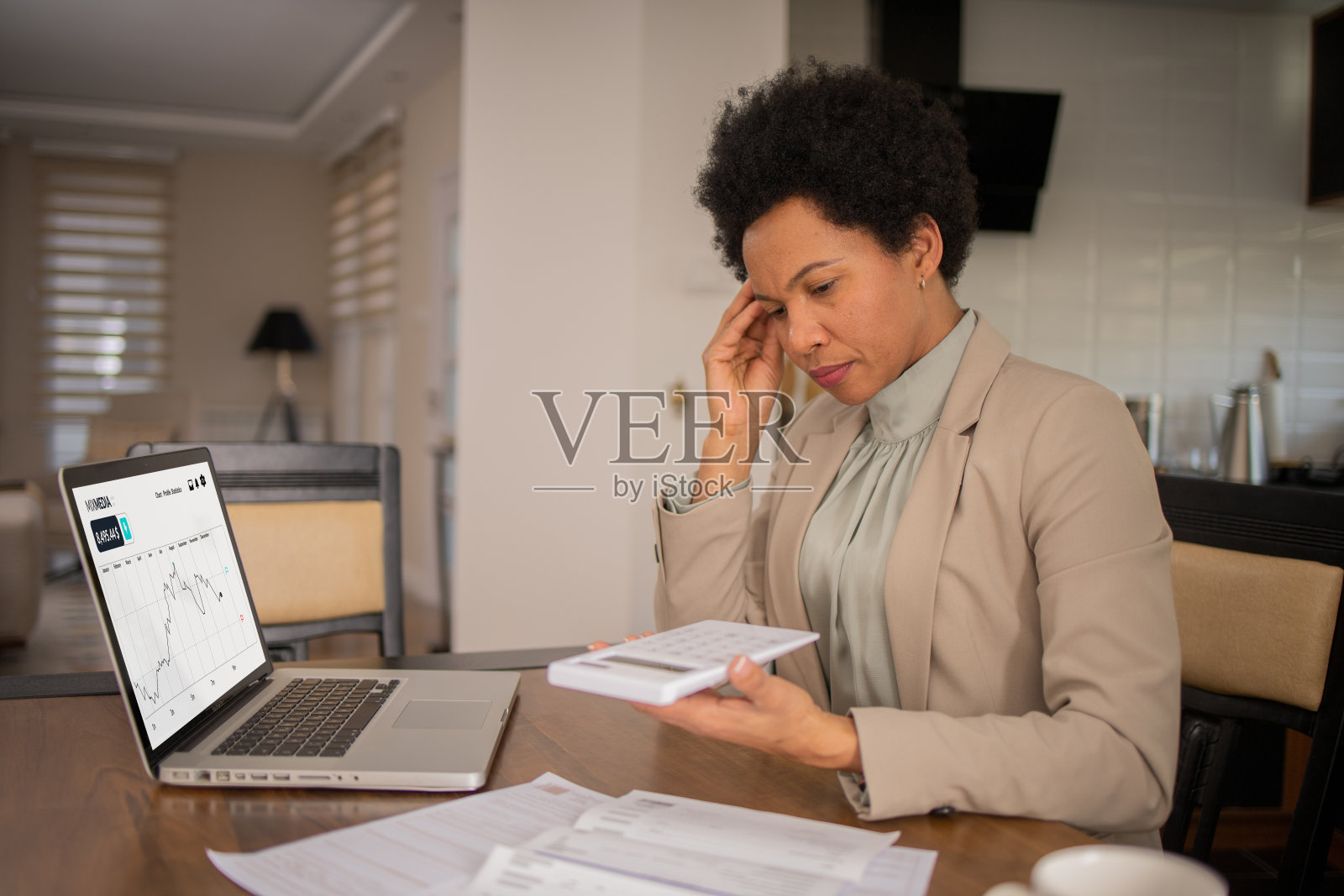 成熟女人在处理文书工作照片摄影图片