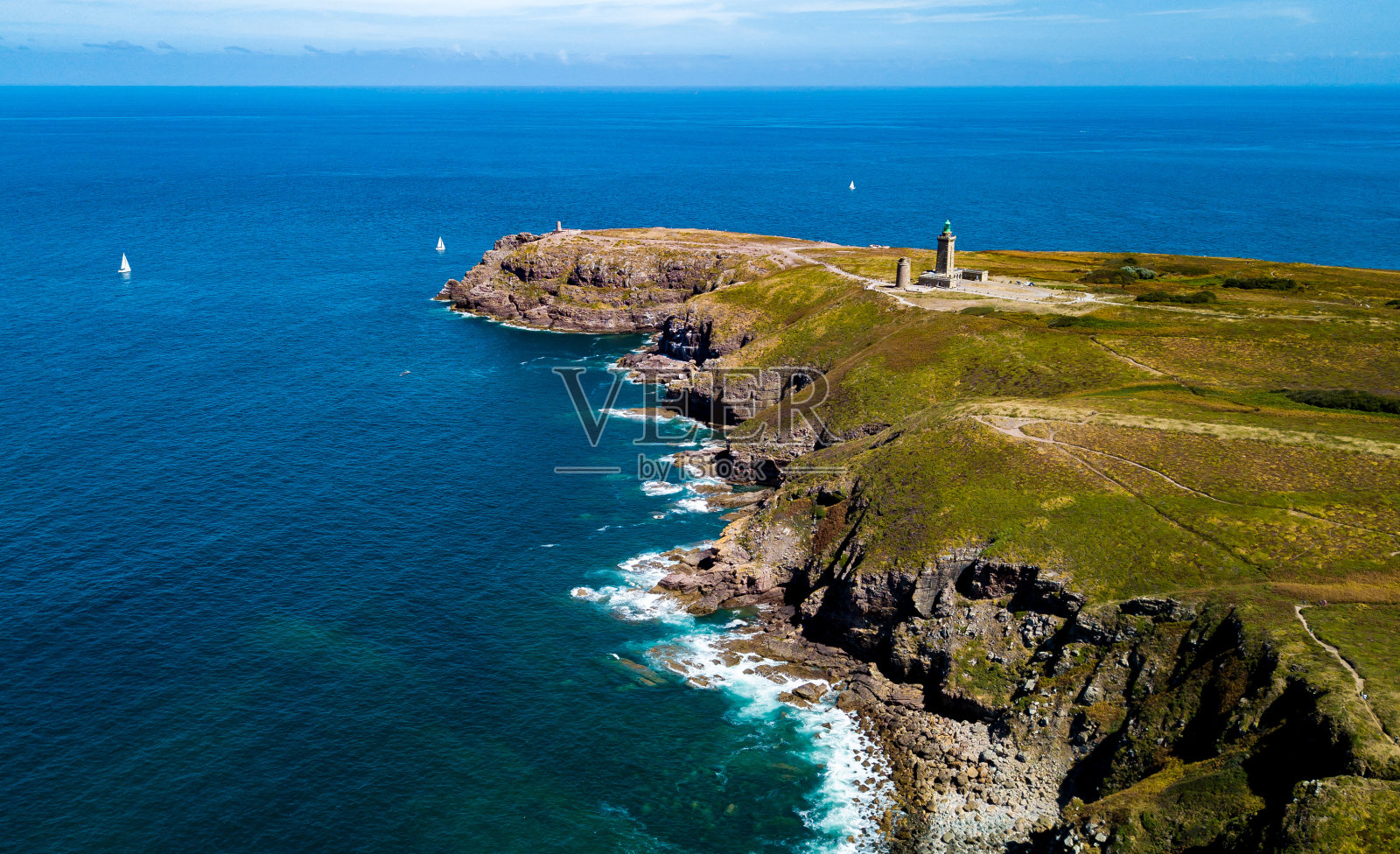大西洋海岸的悬崖和法国布列塔尼弗雷赫尔角的古老灯塔;Phare du Cap Frehel照片摄影图片
