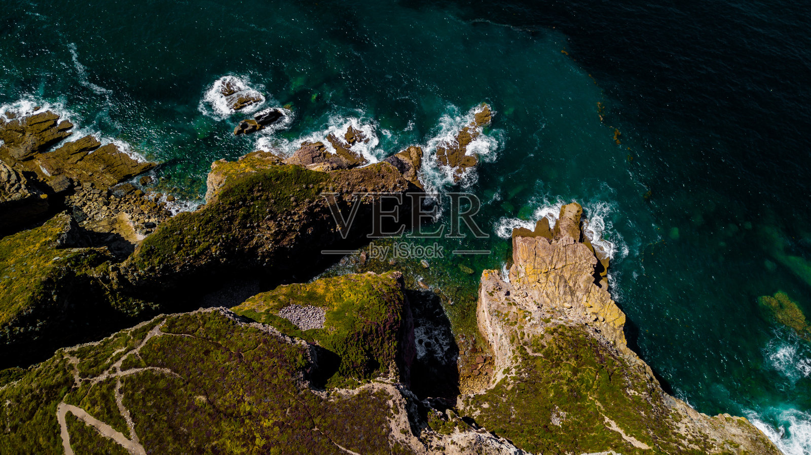 法国布列塔尼弗雷赫尔角大西洋海岸的壮观悬崖照片摄影图片