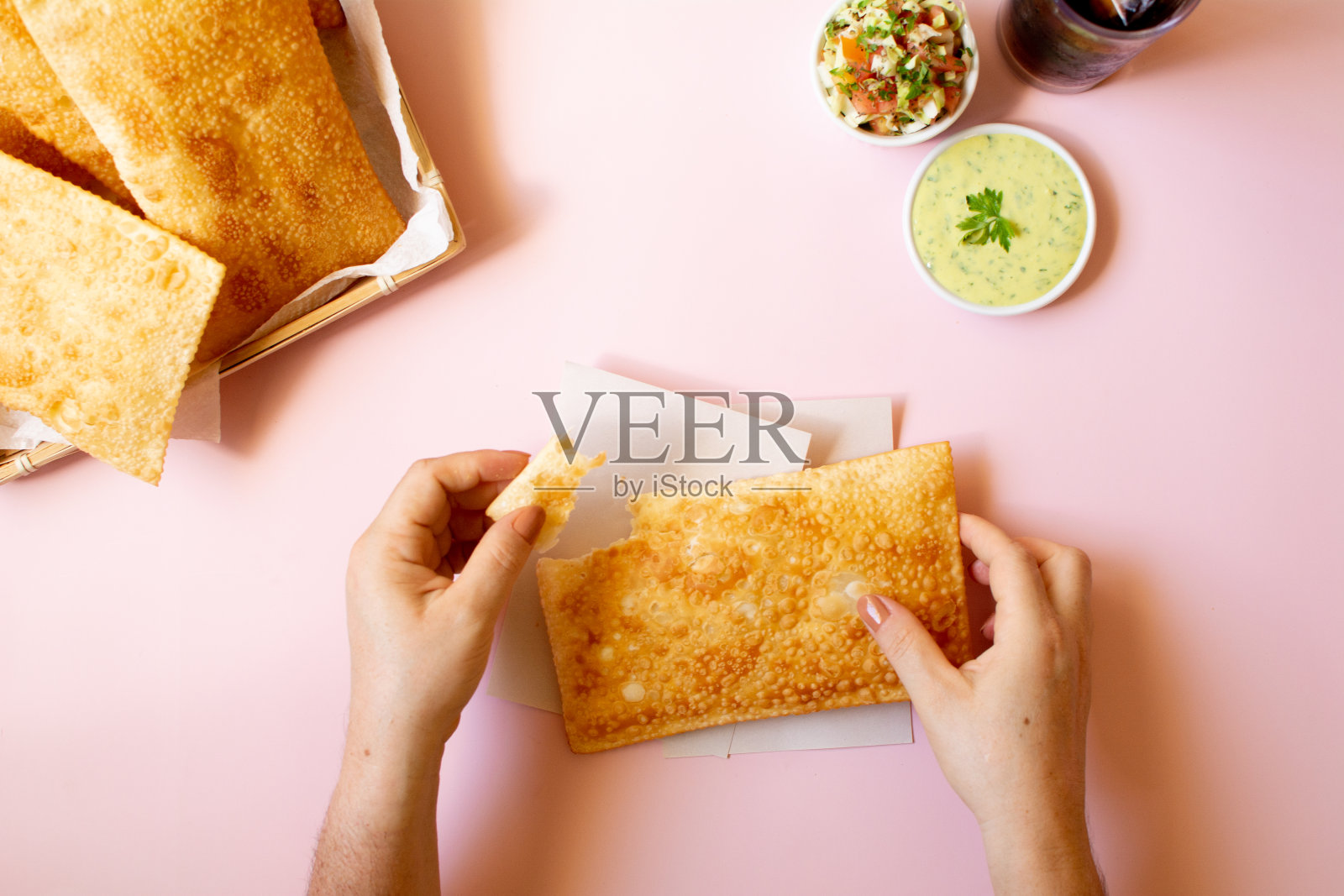 油炸糕点，巴西街头小吃粉彩，女人的手照片摄影图片