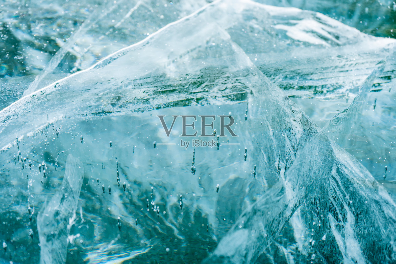 从顶部看，结冰的湖面上有裂缝。背景。照片摄影图片