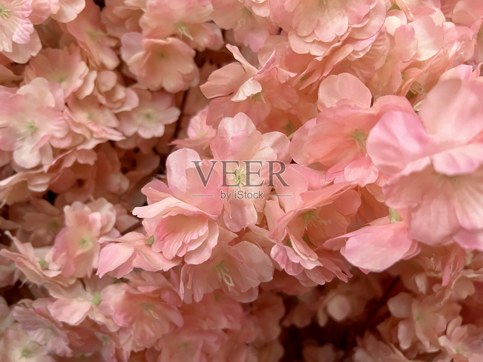 粉色人造花用于婚礼或情人节或浪漫晚餐和浪漫事物的室内或室外装饰照片摄影图片