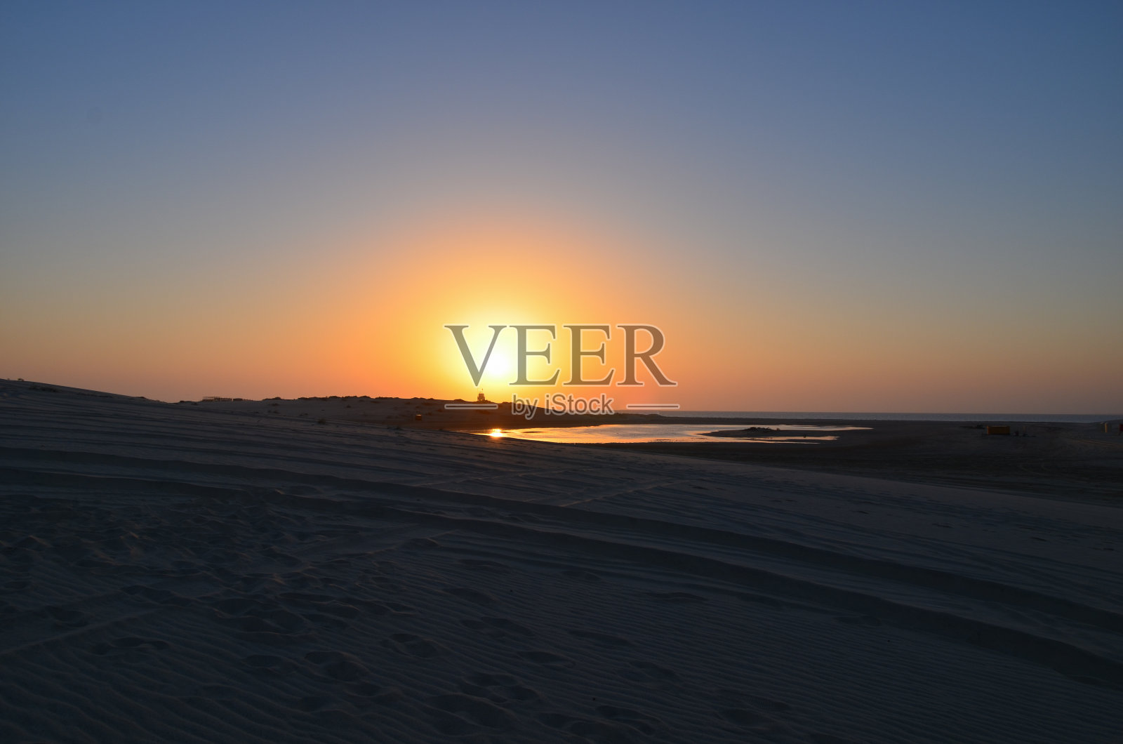 沙漠中的日出照片摄影图片