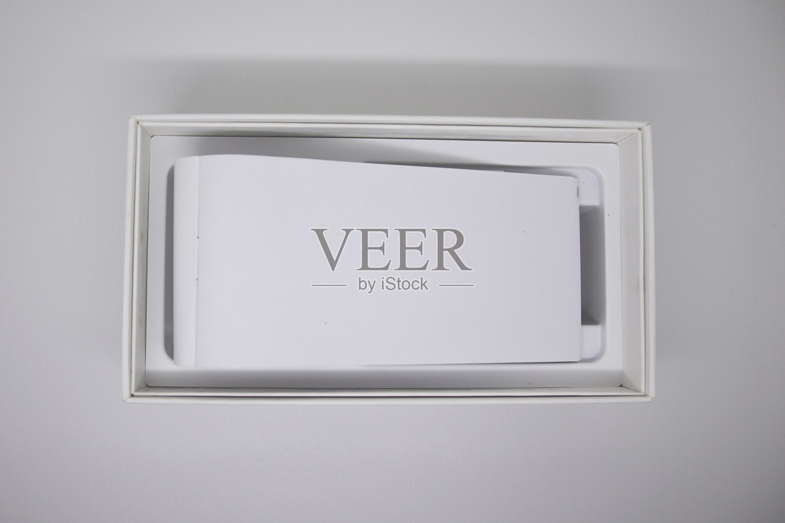 白纸在白盒子里高角度拍摄。创意库存照片照片摄影图片