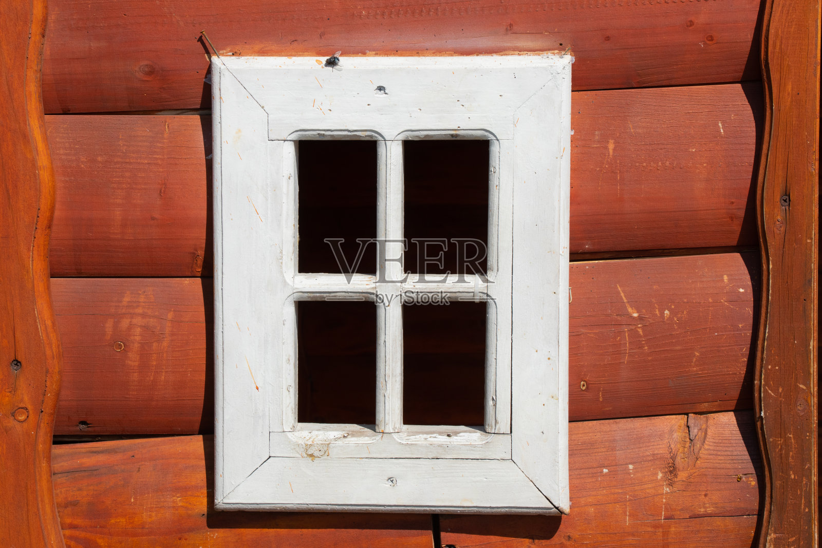 木制房子里给孩子们用的没有玻璃的白色小窗户照片摄影图片