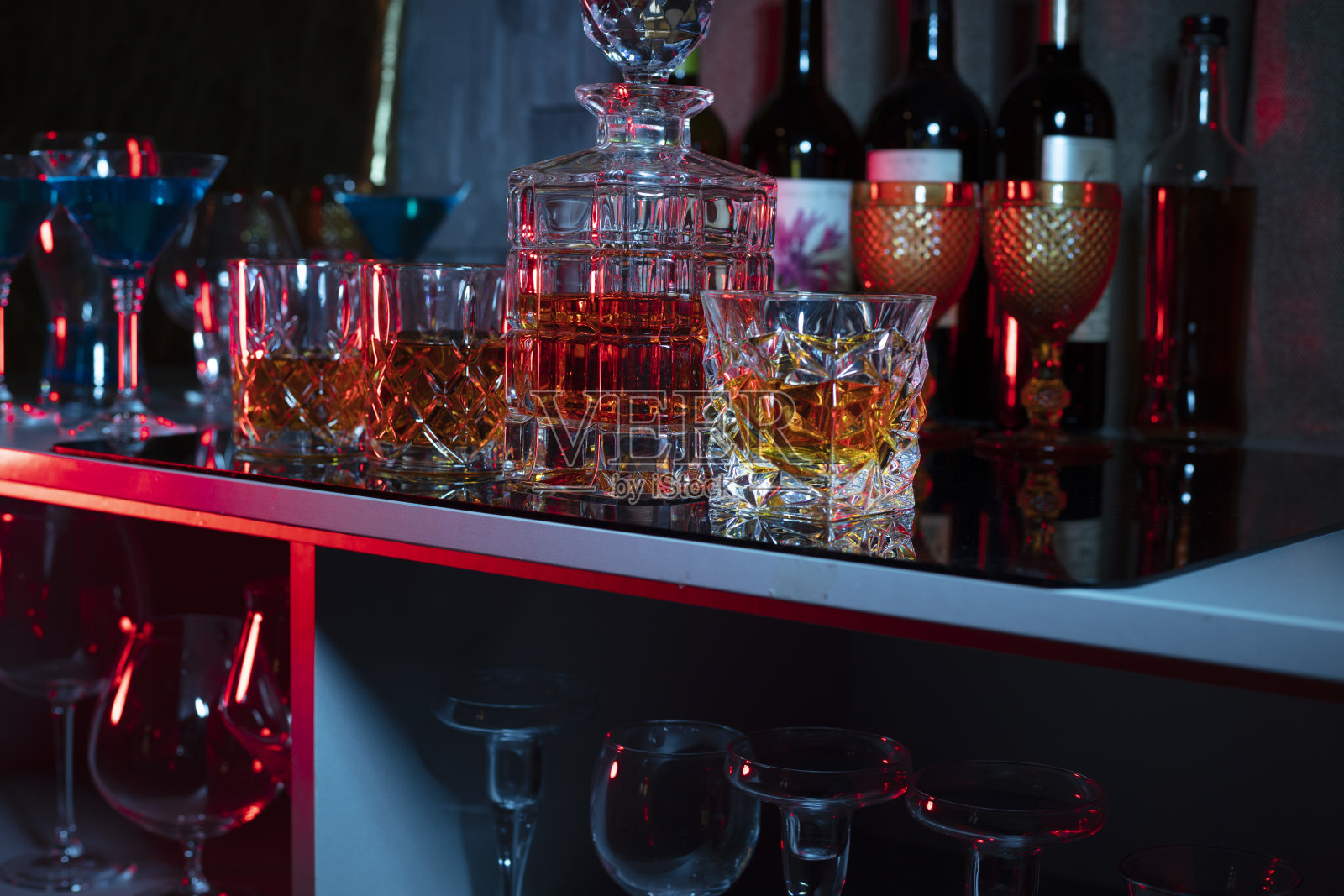 烈性酒。各种烈性酒精饮料:伏特加、干邑、龙舌兰、白兰地和威士忌、格拉巴酒、利口酒、苦艾酒、酊剂、朗姆酒。照片摄影图片