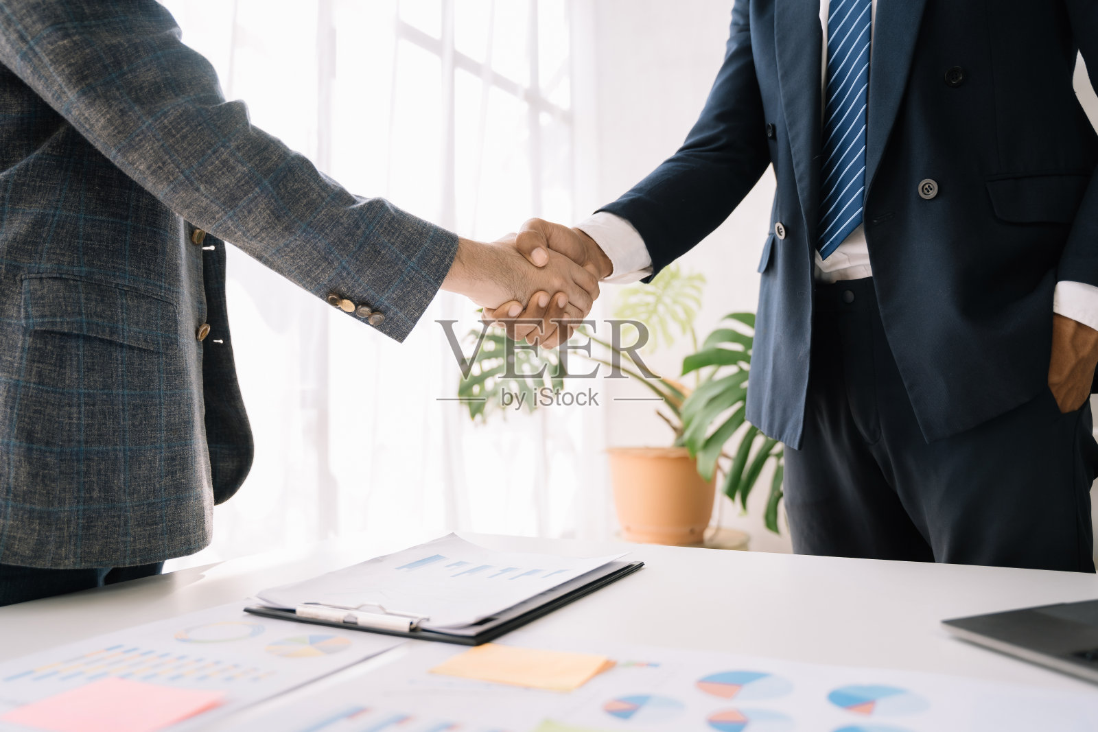 商务人士在结束会议时握手。照片摄影图片