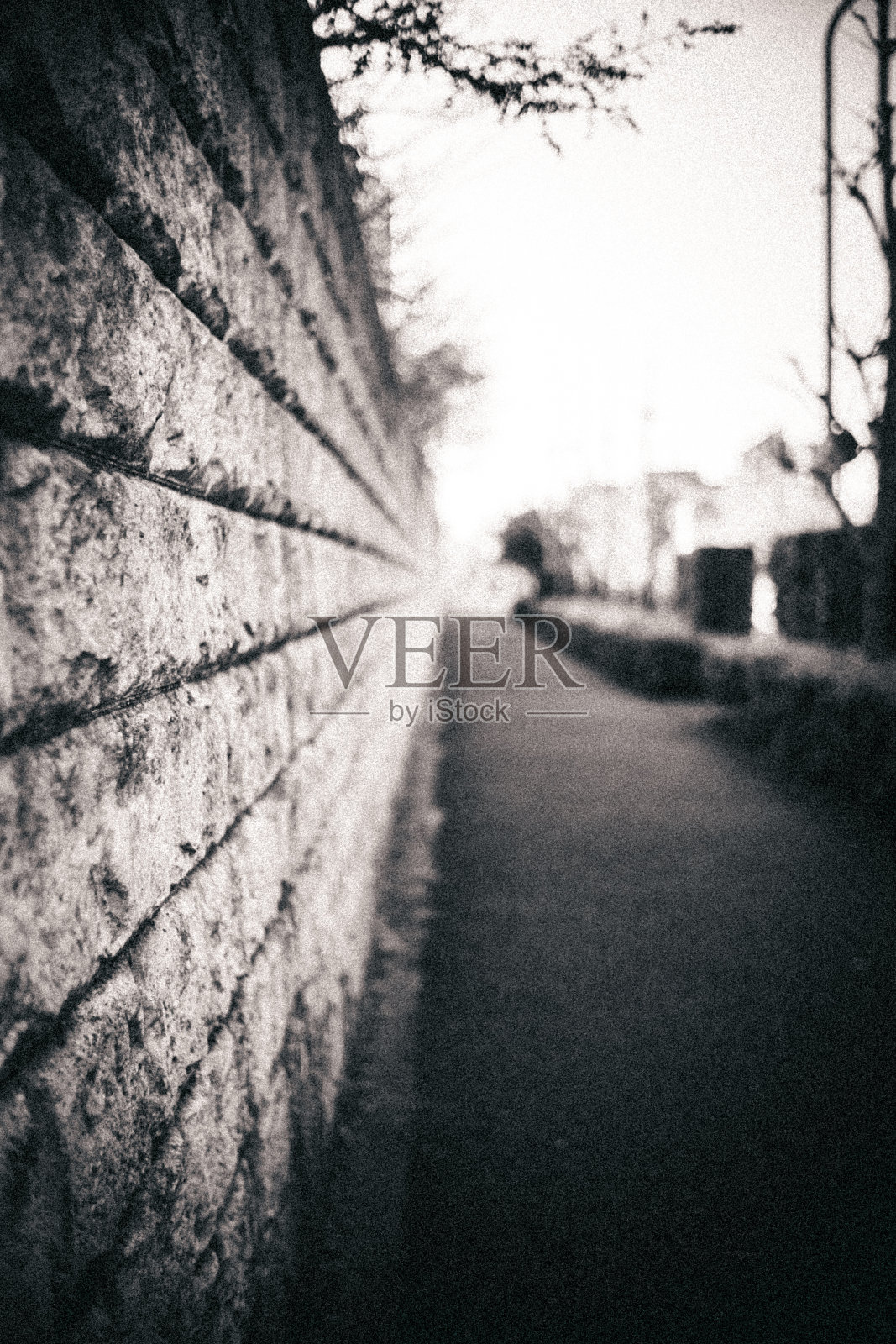 日本市中心一堵被漆成白色的砖墙。照片摄影图片