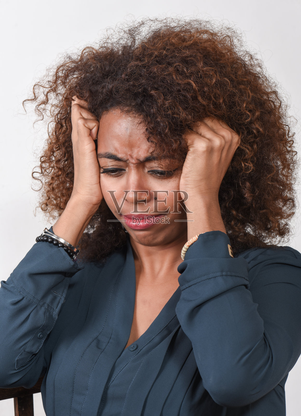 年轻的黑人女性做出不同的面部表情照片摄影图片