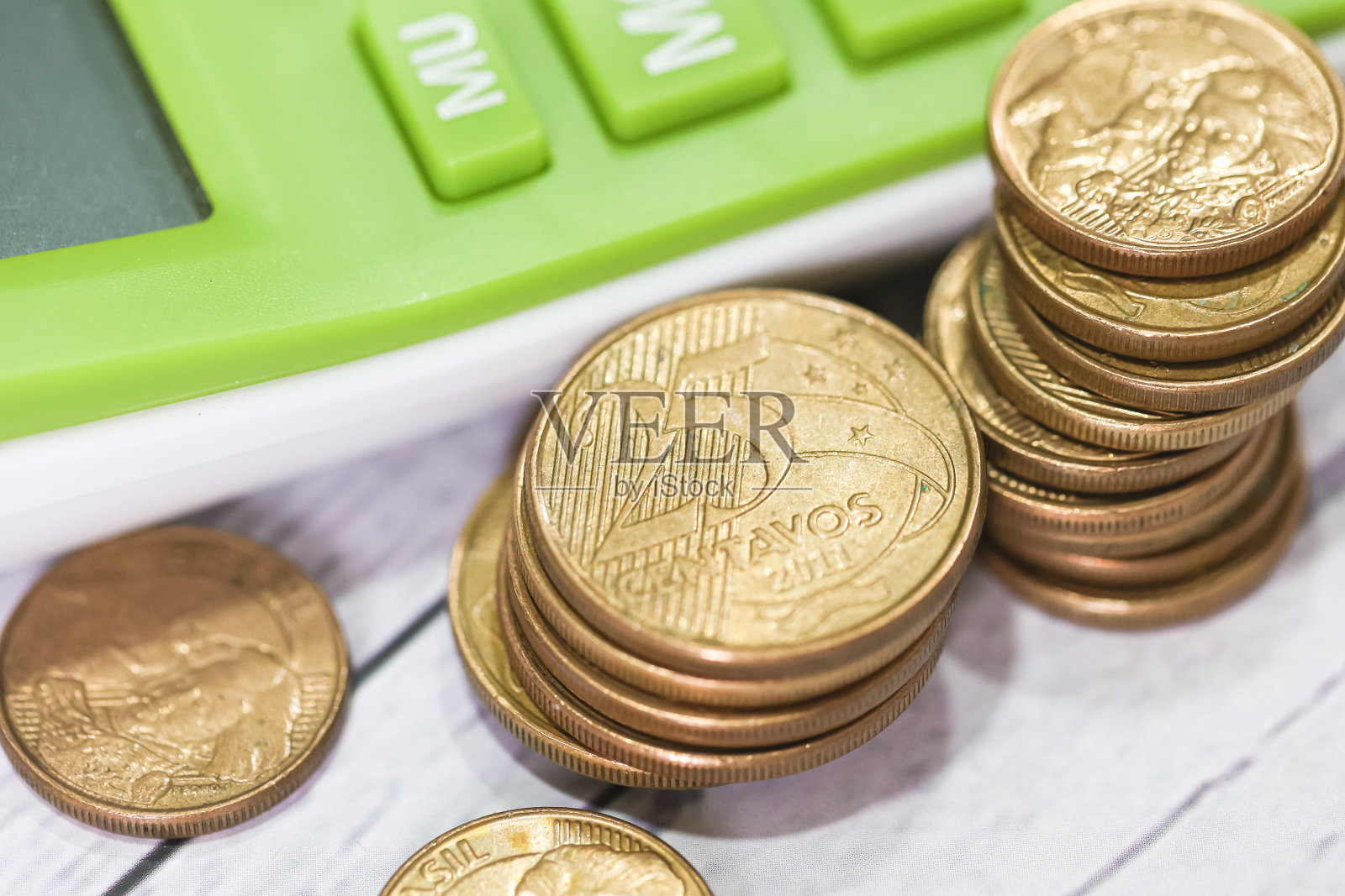 微距摄影中白色木桌上的一组巴西雷亚尔硬币。巴西经济和金融。照片摄影图片
