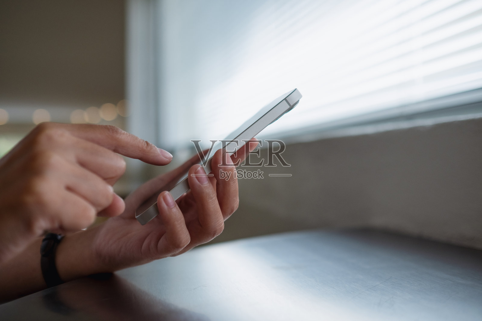 手握和使用手机的特写镜头照片摄影图片
