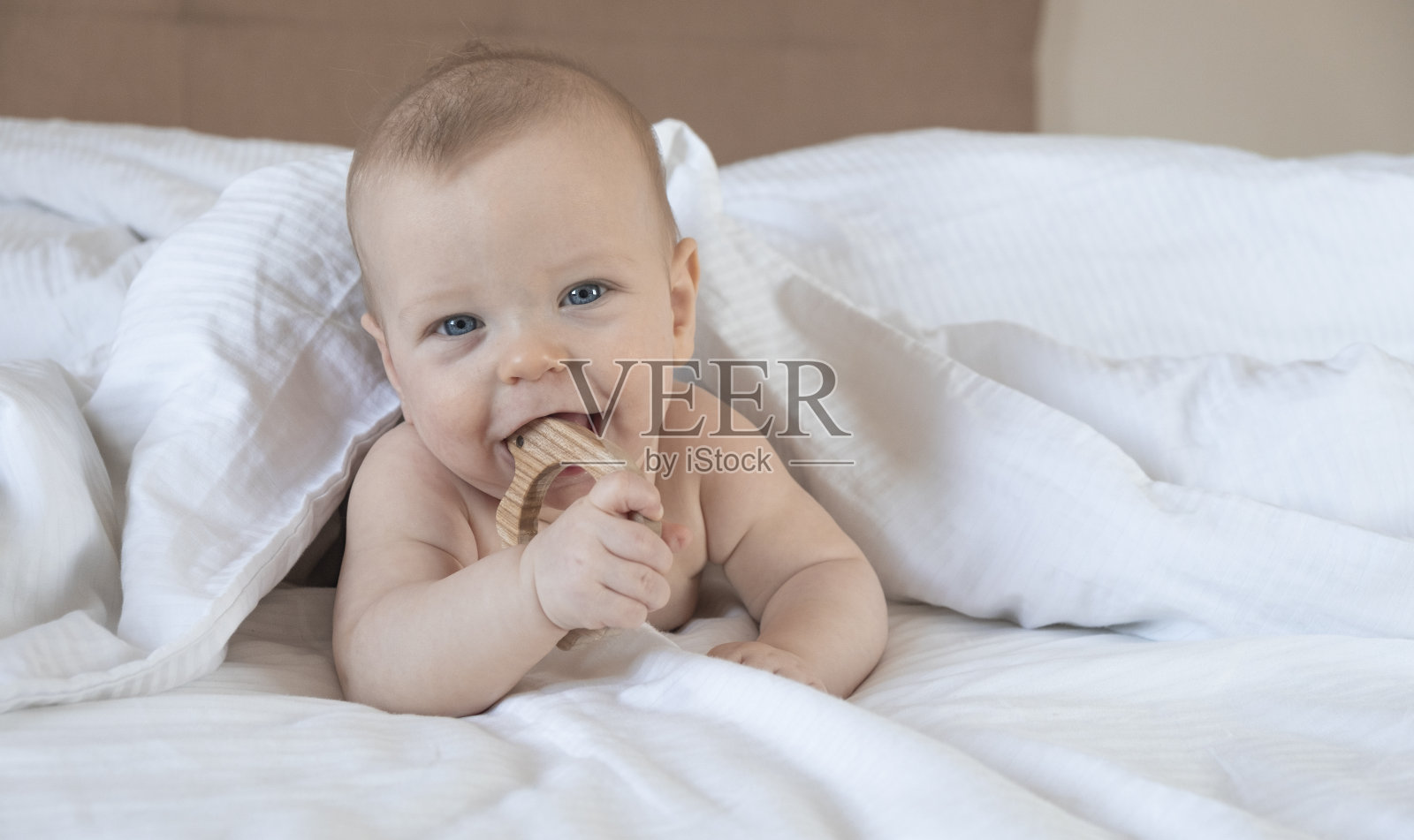 可爱的快乐宝宝在床上照片摄影图片