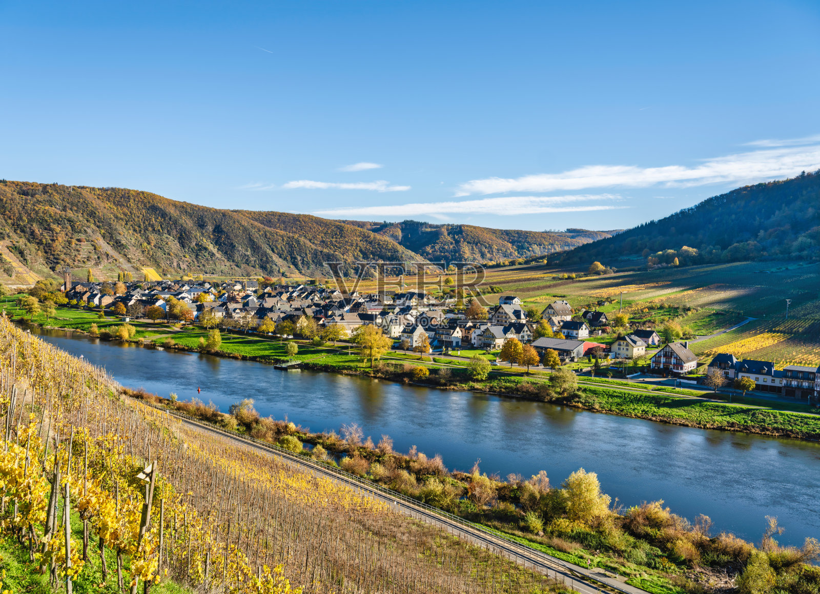 德国科赫姆泽尔一个美丽的秋日下午，摩泽尔河畔的恩斯特村照片摄影图片