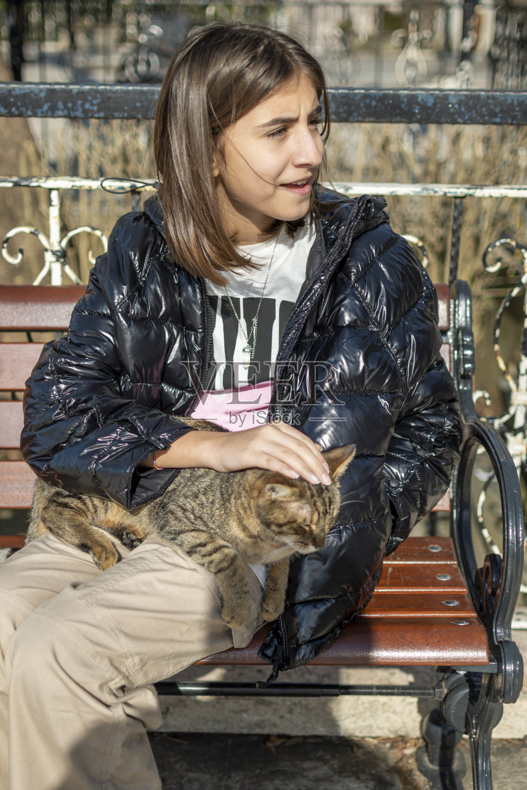 美丽的女孩享受她的猫照片摄影图片