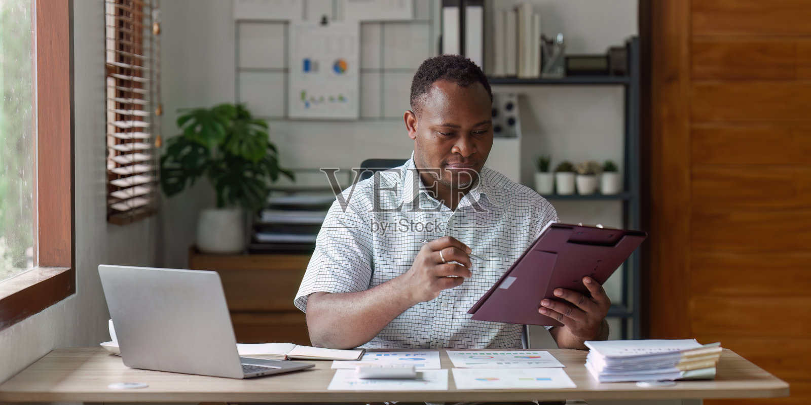 美国非洲商人的研究和分析与财务图表在办公室。策略，图表，财务报告概念照片摄影图片
