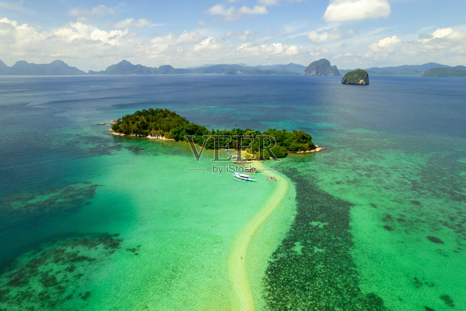 菲律宾埃尔尼多群岛蛇岛的空中水平全景摄影，多云的天空和一些游客的船只照片摄影图片