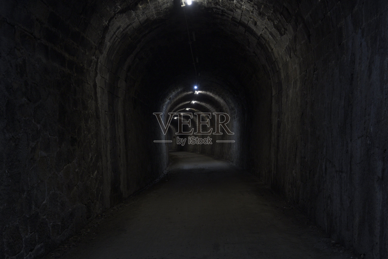 石头隧道暗湿旧弯曲石照明与土地板在水平照片摄影图片