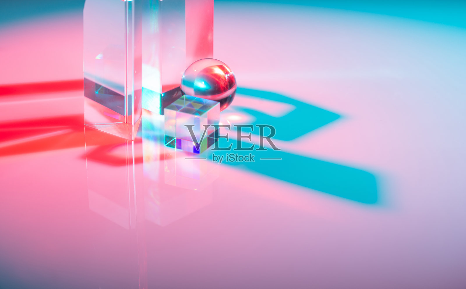 玻璃水晶棱镜。多色光效照片摄影图片