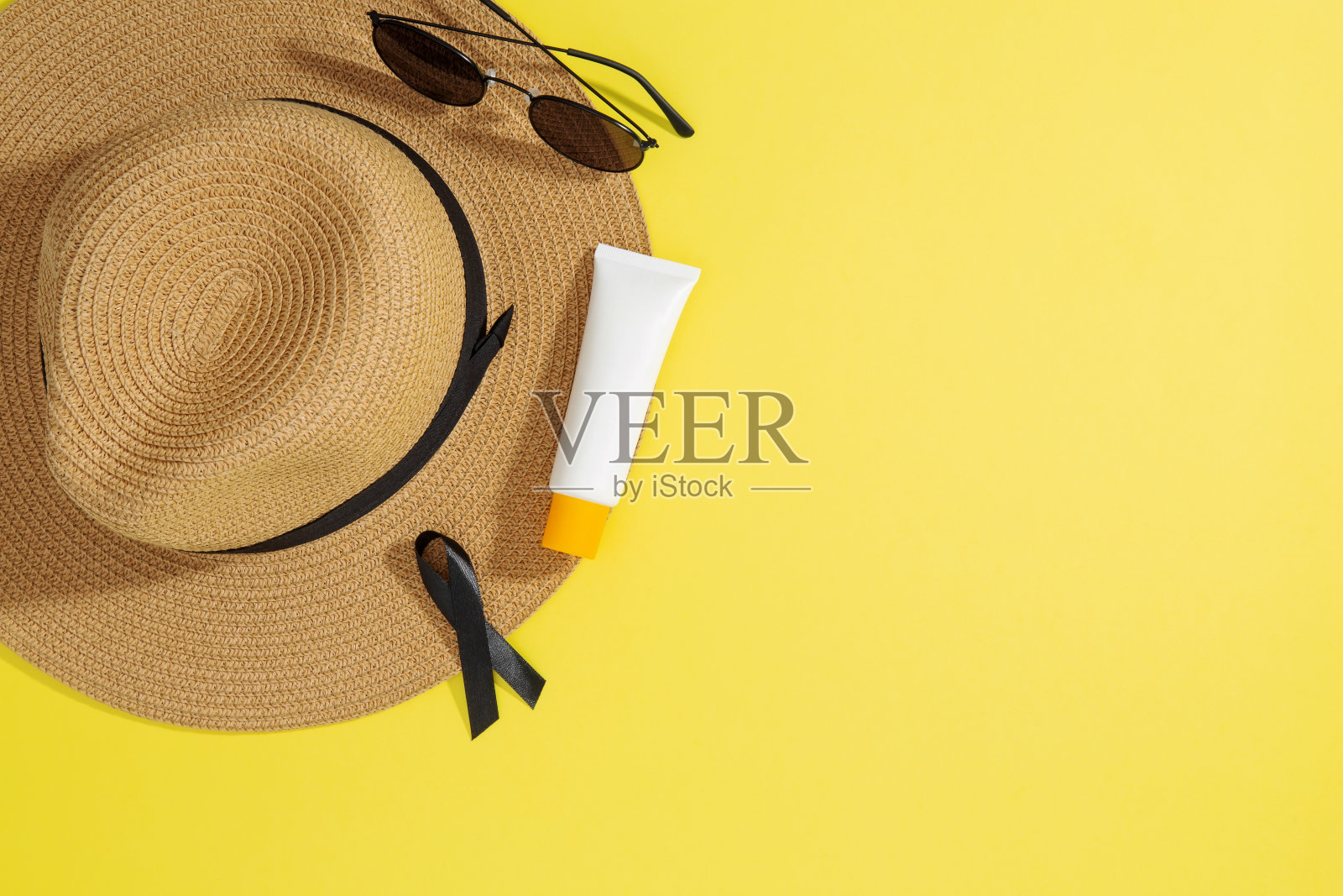 沙滩防晒霜，帽子和太阳镜。安全暴露在阳光下。皮肤癌宣传月概念。前视图。本空间照片摄影图片
