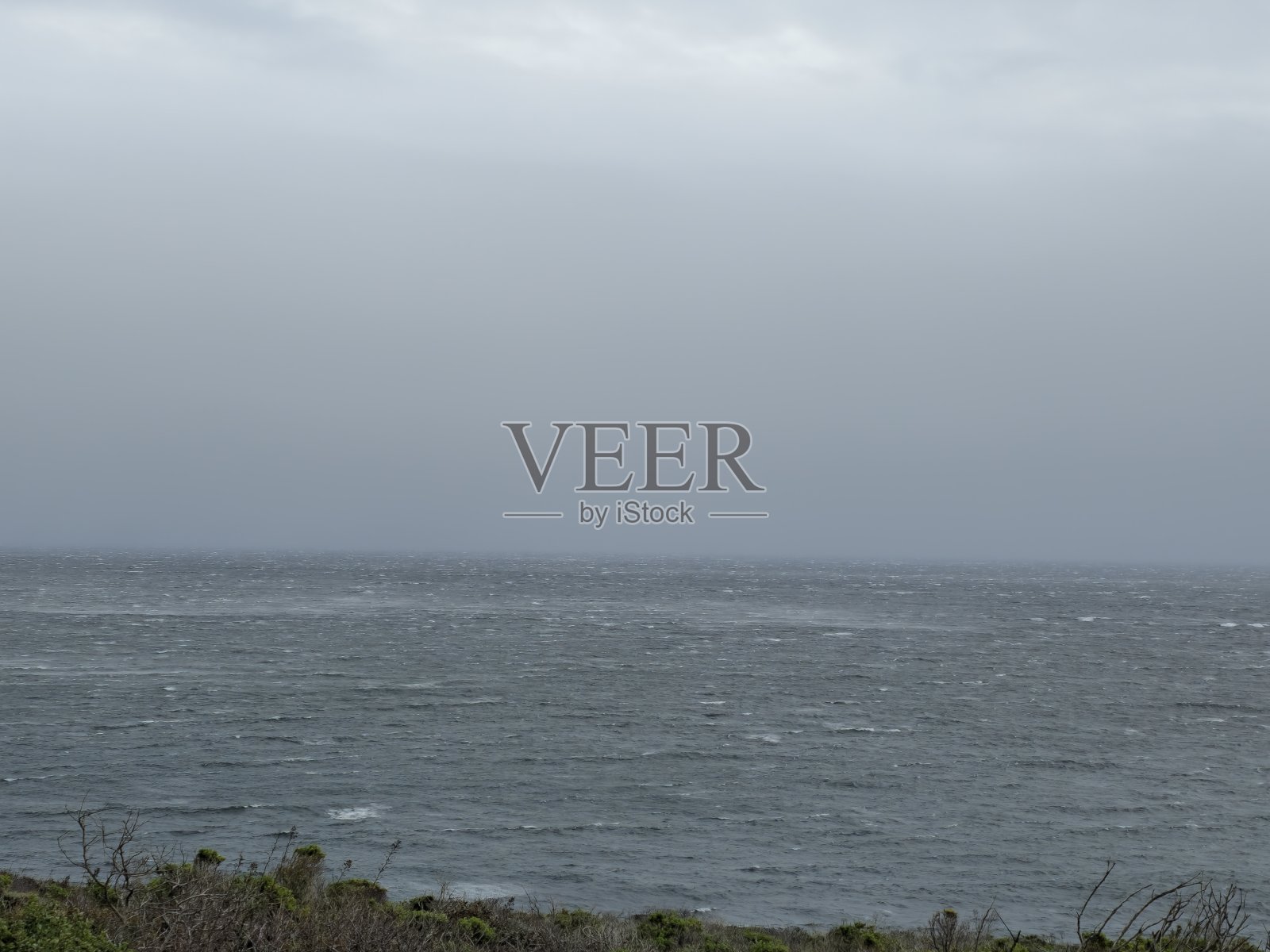 海面上是阴天照片摄影图片