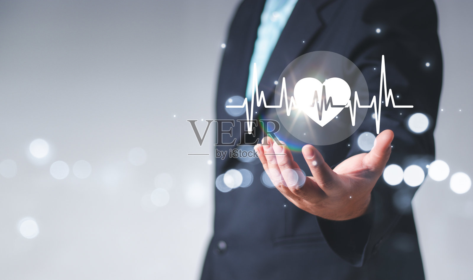 卫生保健和人的概念，男性手握和显示透明的心率图标，商业，技术，照片摄影图片