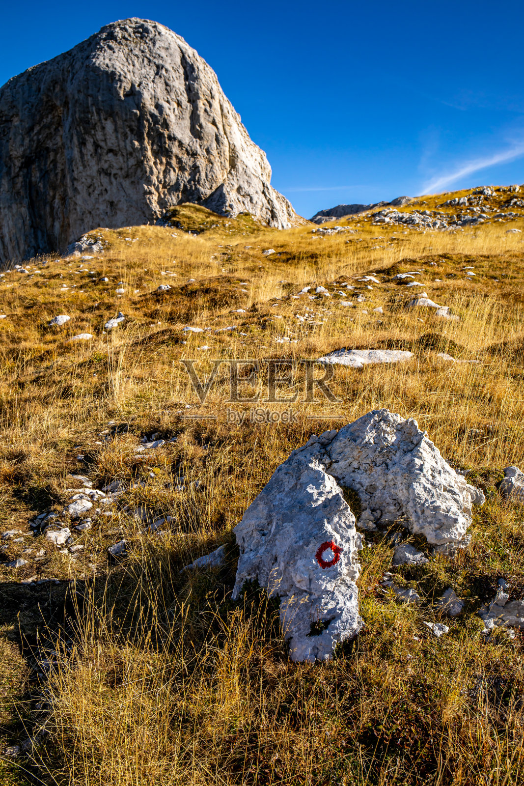 高山中的山路照片摄影图片