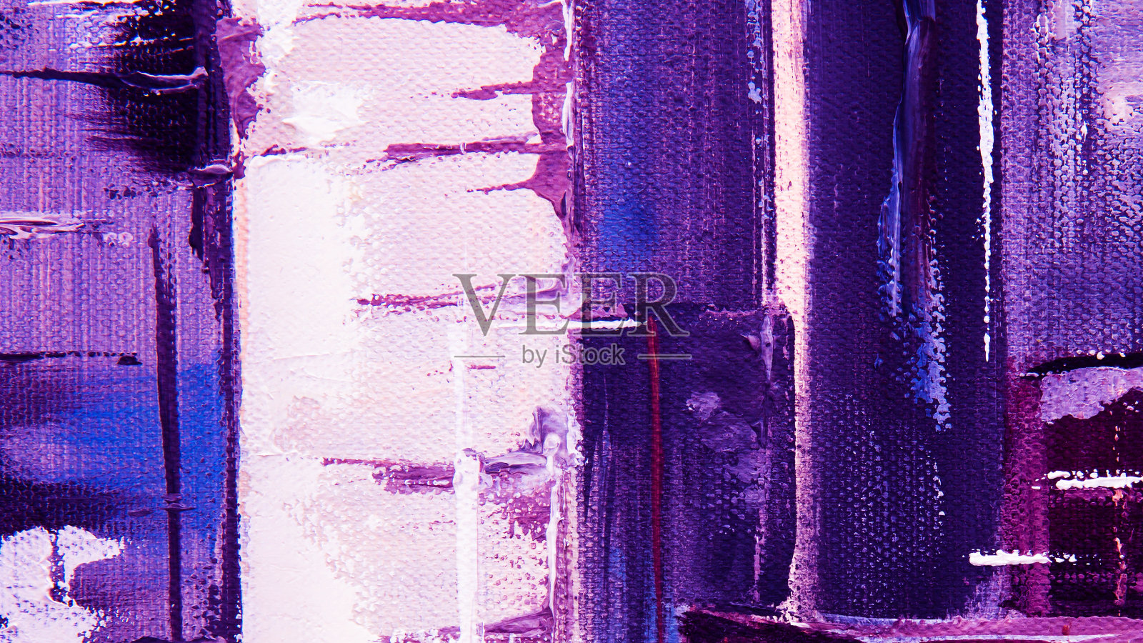 紫色、紫罗兰色的油画艺术笔触在浅色的画布上。材质和油彩的质感。抽象的背景。照片摄影图片