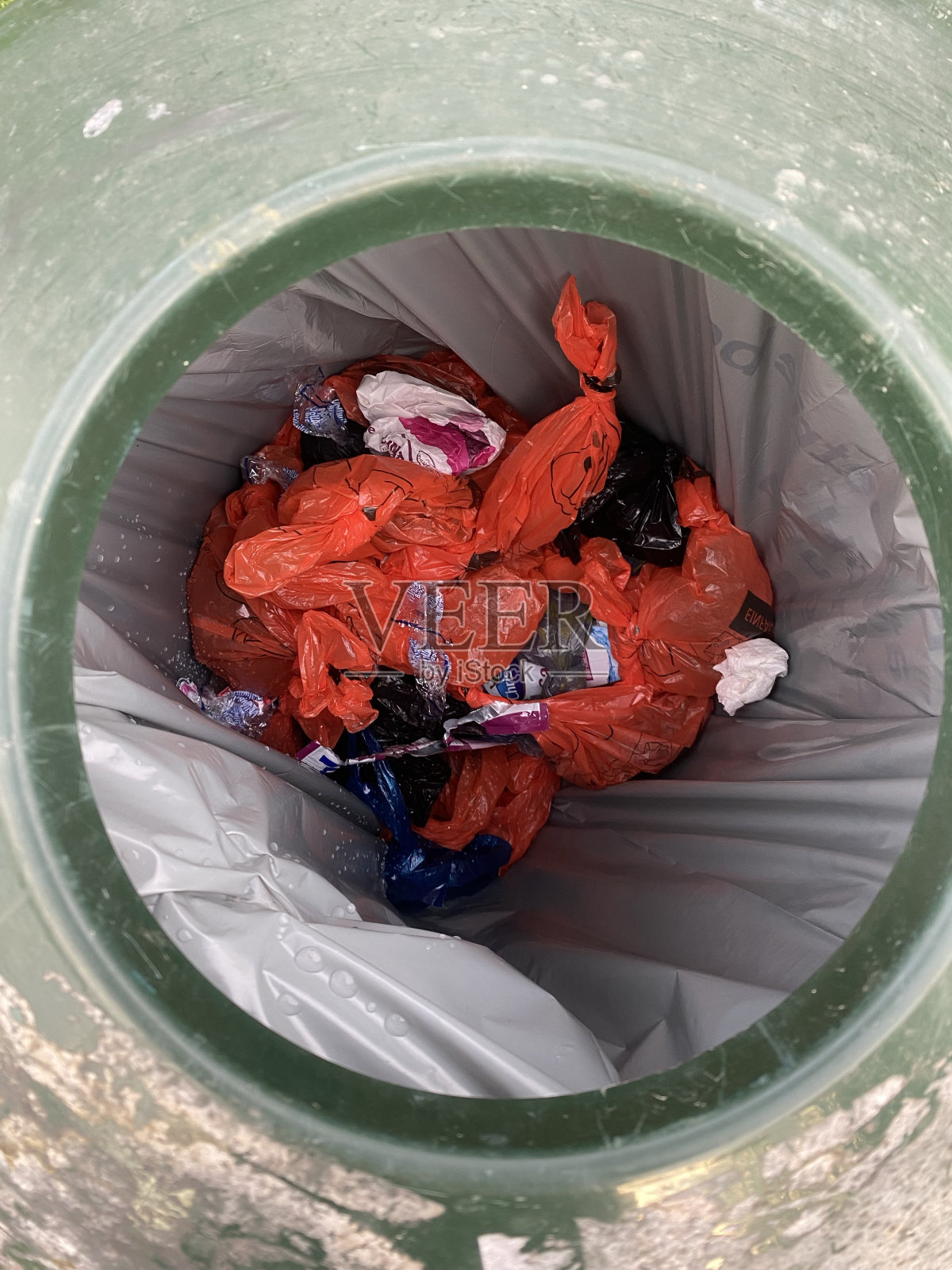 看看垃圾桶照片摄影图片