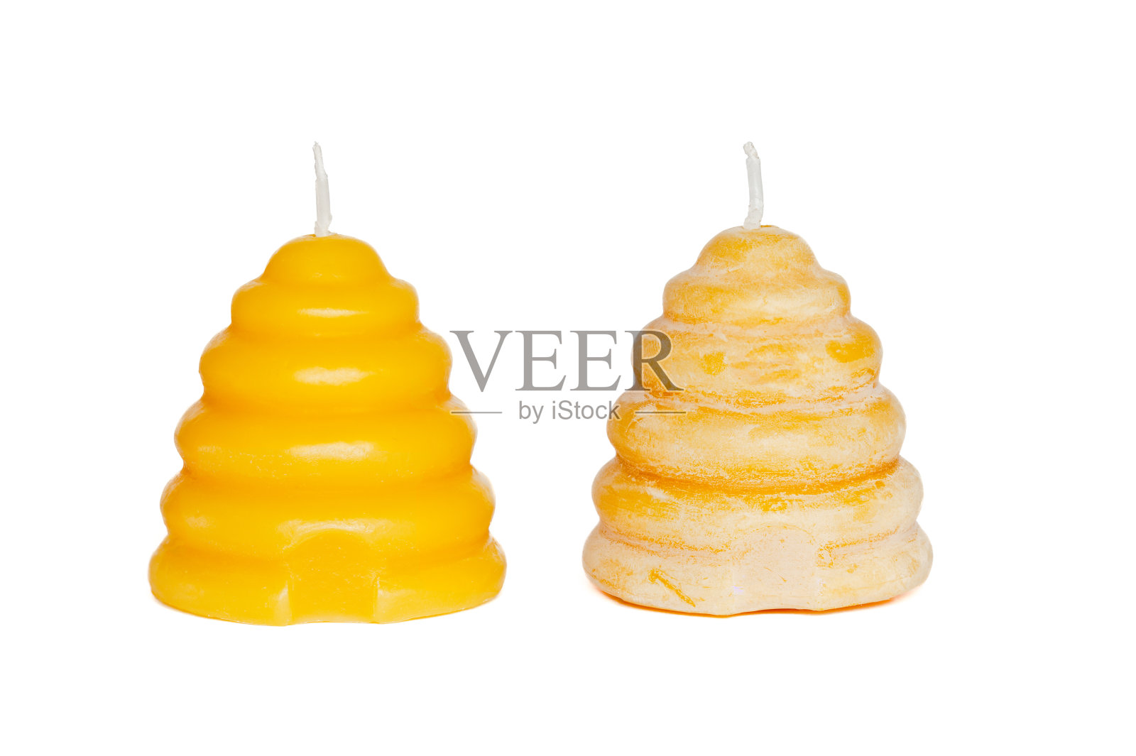 一只有蜡的蜂蜡蜡烛挨着一只没有蜡的蜡烛照片摄影图片