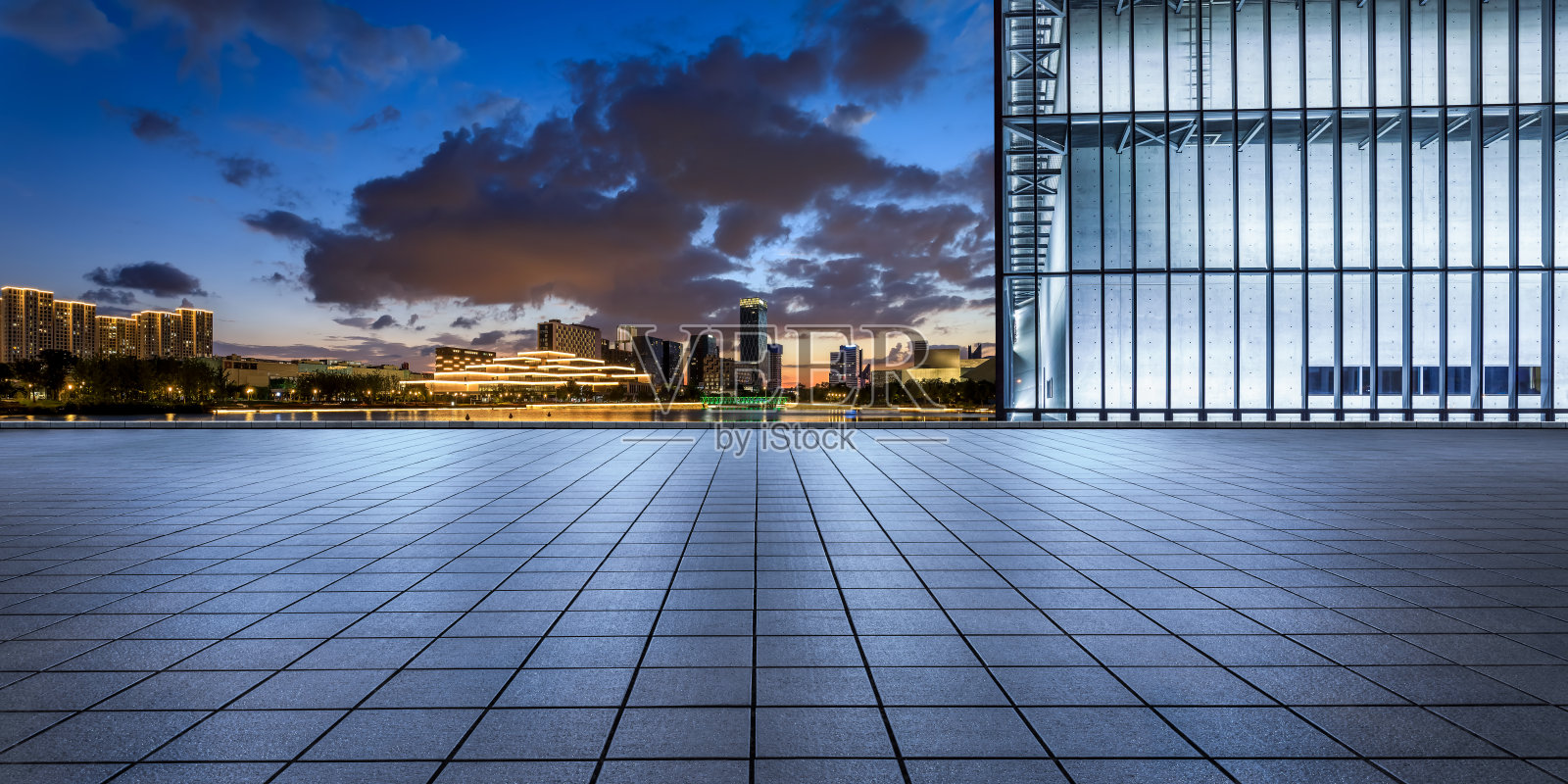 空旷的地板和夜晚的城市天际线照片摄影图片