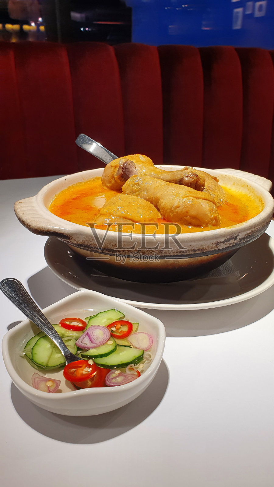 美味的泰国菜和传统的台湾菜，酥脆的炸虾饼黄咖喱酱鸡和圣罗勒炒猪肉照片摄影图片