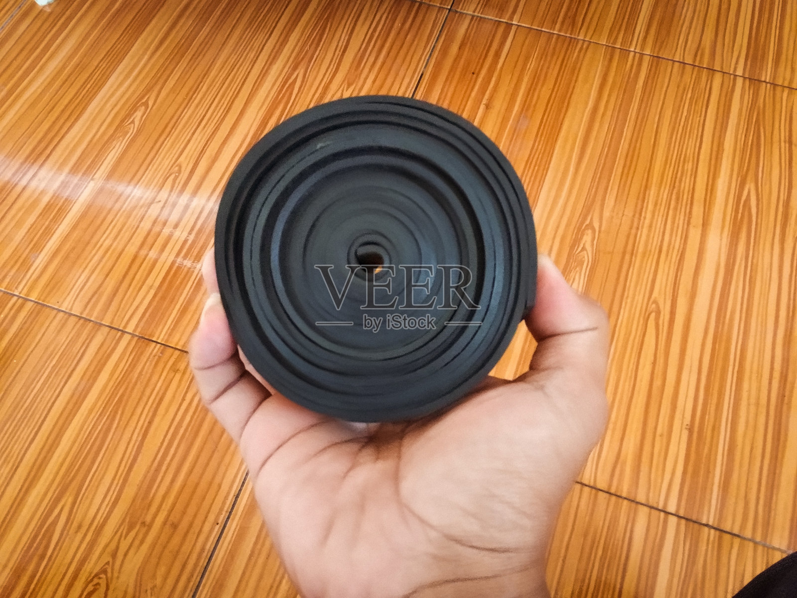 人手握家务用具照片摄影图片