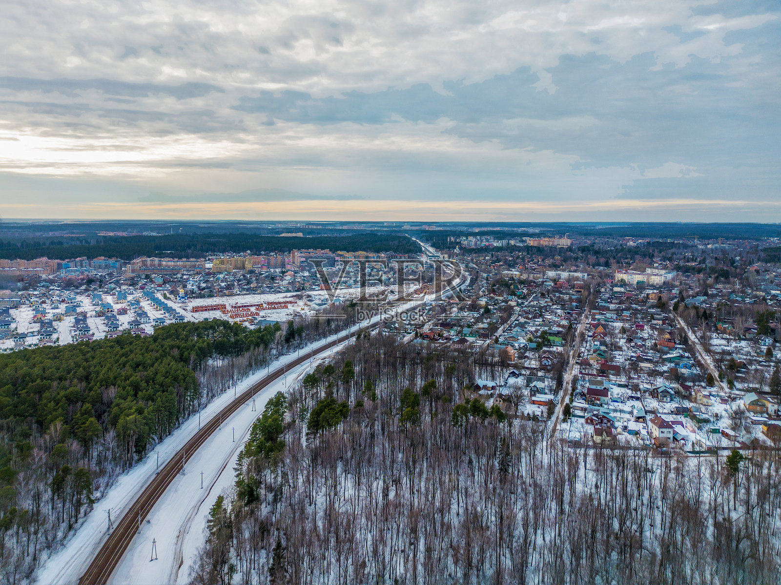 奥帕利哈村有许多私人小屋和房子在冬天在远处。这条铁路是斜向的照片摄影图片