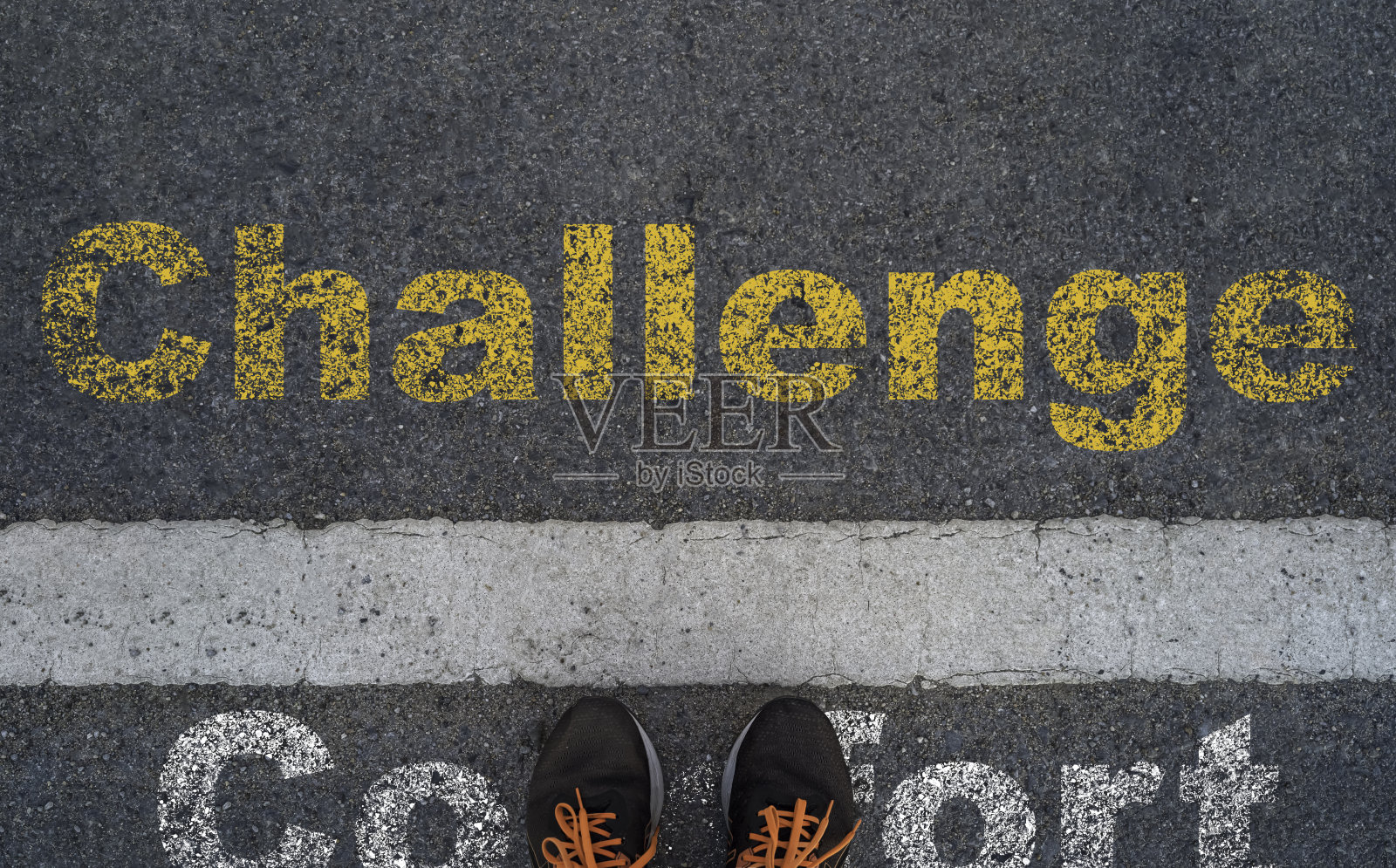 站在道路上的人，通过筛选安慰用语和挑战用语来克服挑战和障碍的概念。照片摄影图片