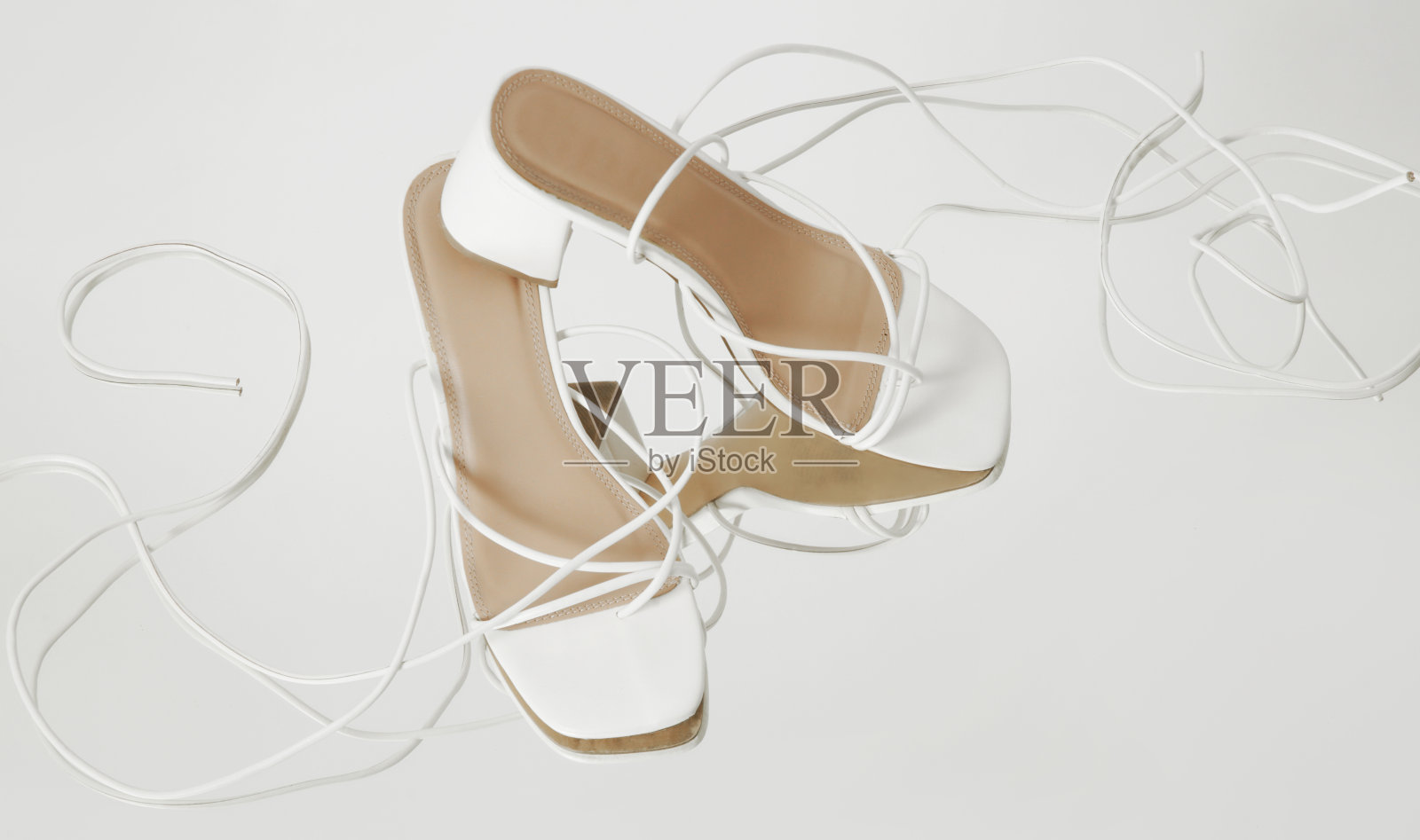 创意工作室拍摄的白色系带蕾丝块鞋跟凉鞋，产品摄影照片摄影图片