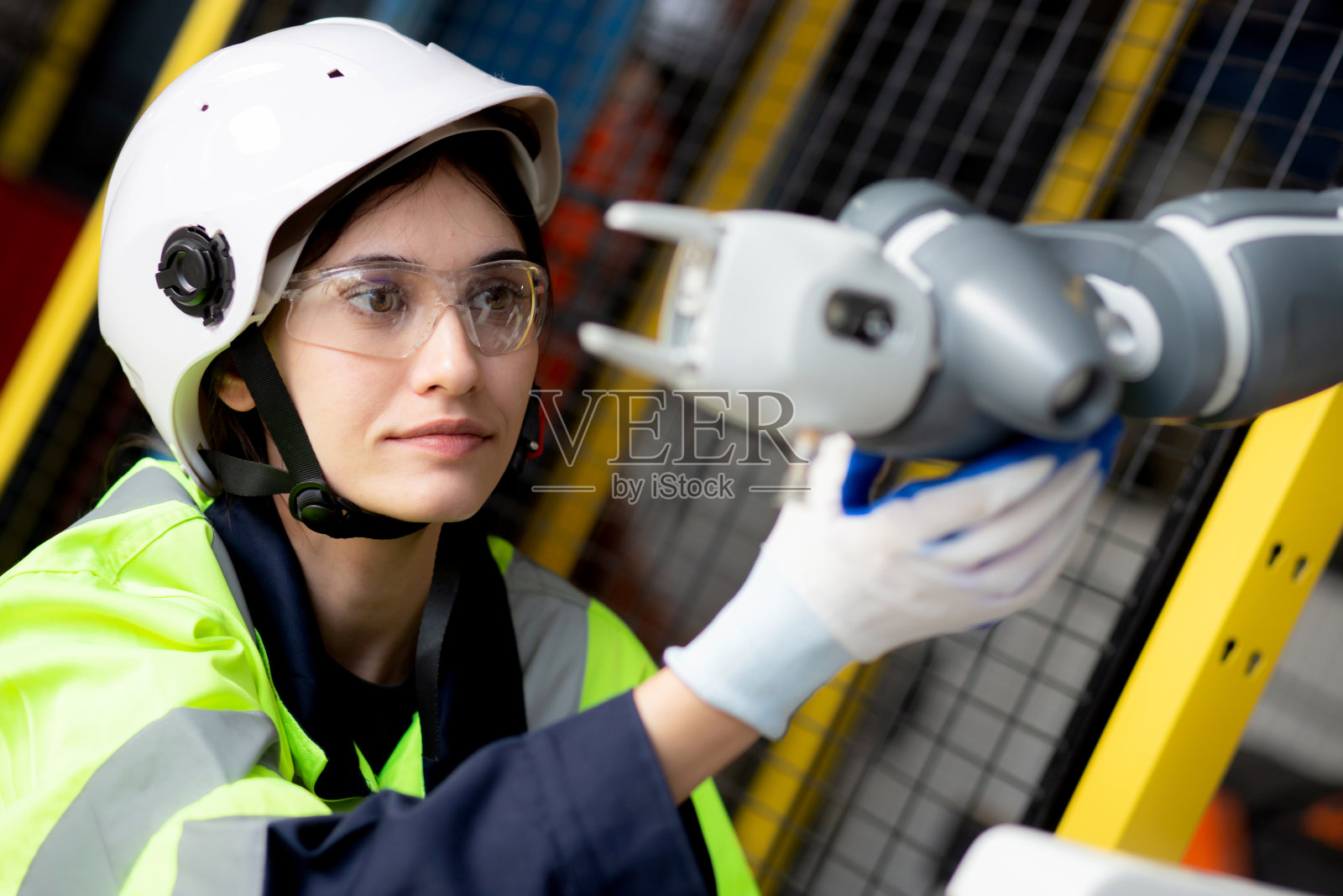 年轻的女工程师检查和维护机器机械臂的技术智能和创新在工厂工业，人或技术人员检查机器人，检查员和行业概念。照片摄影图片