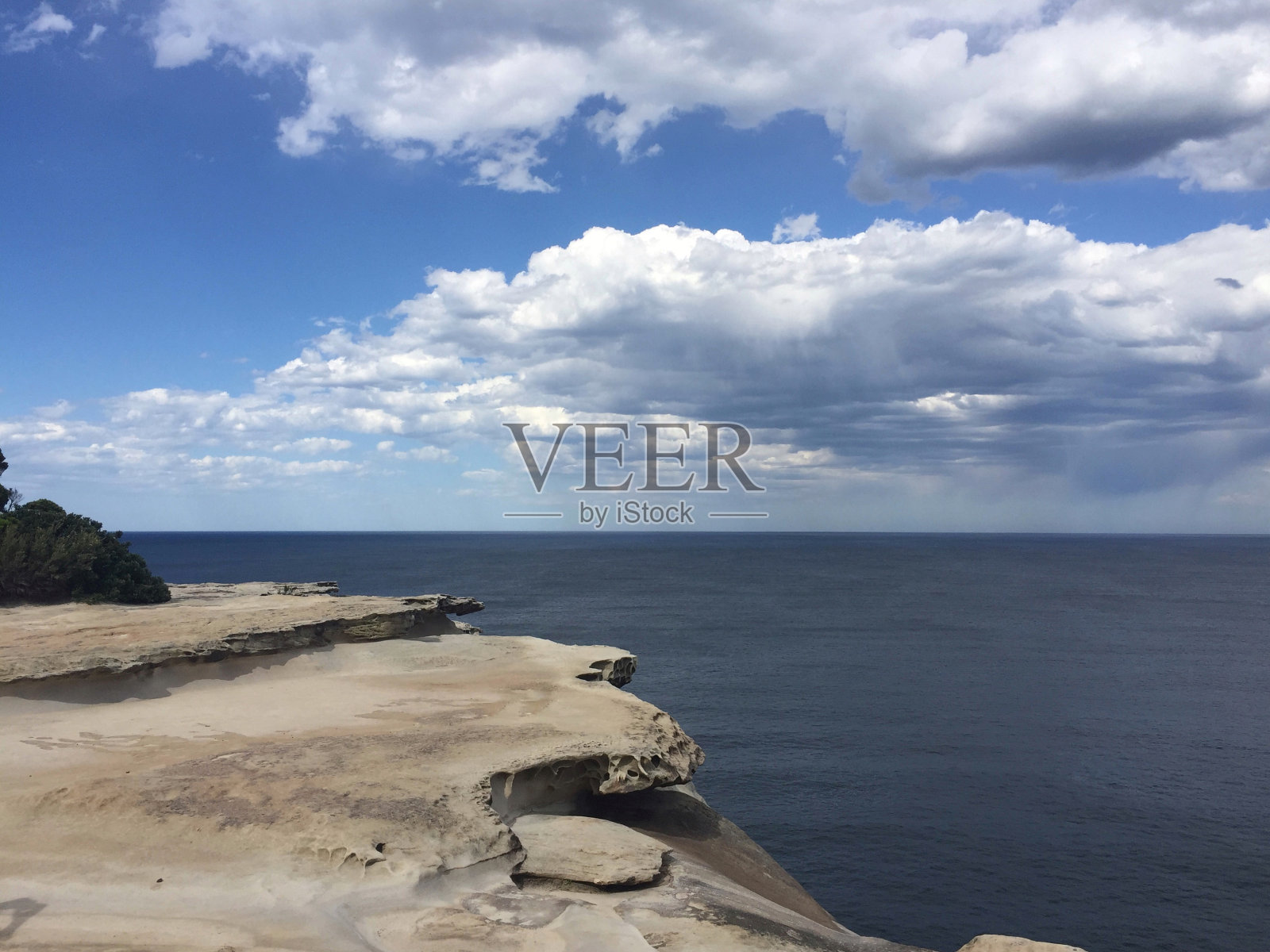 澳大利亚悉尼皇家国家公园的景观，有多云的天空、陆地、悬崖和海洋照片摄影图片