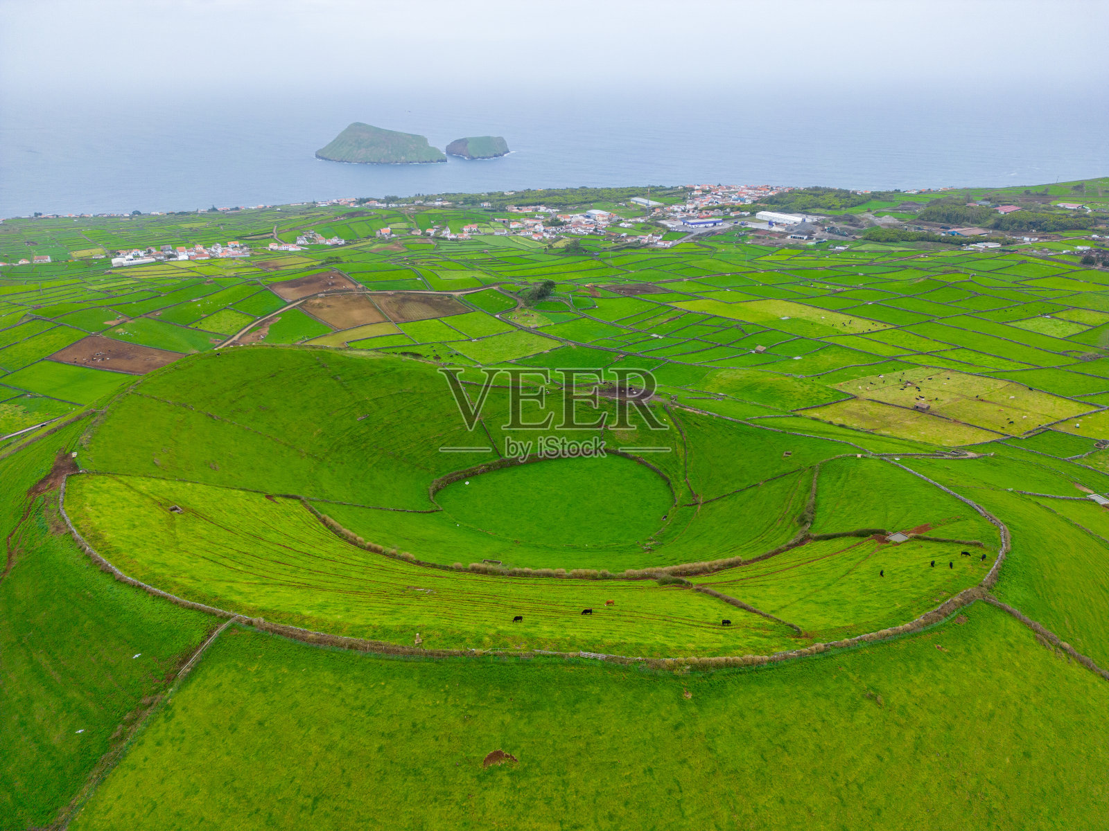Terceira鸟瞰图。多娜琼娜火山。美丽的绿色特塞拉岛景观，靠近Serra do Cume，亚速尔群岛，在大西洋，葡萄牙。照片摄影图片