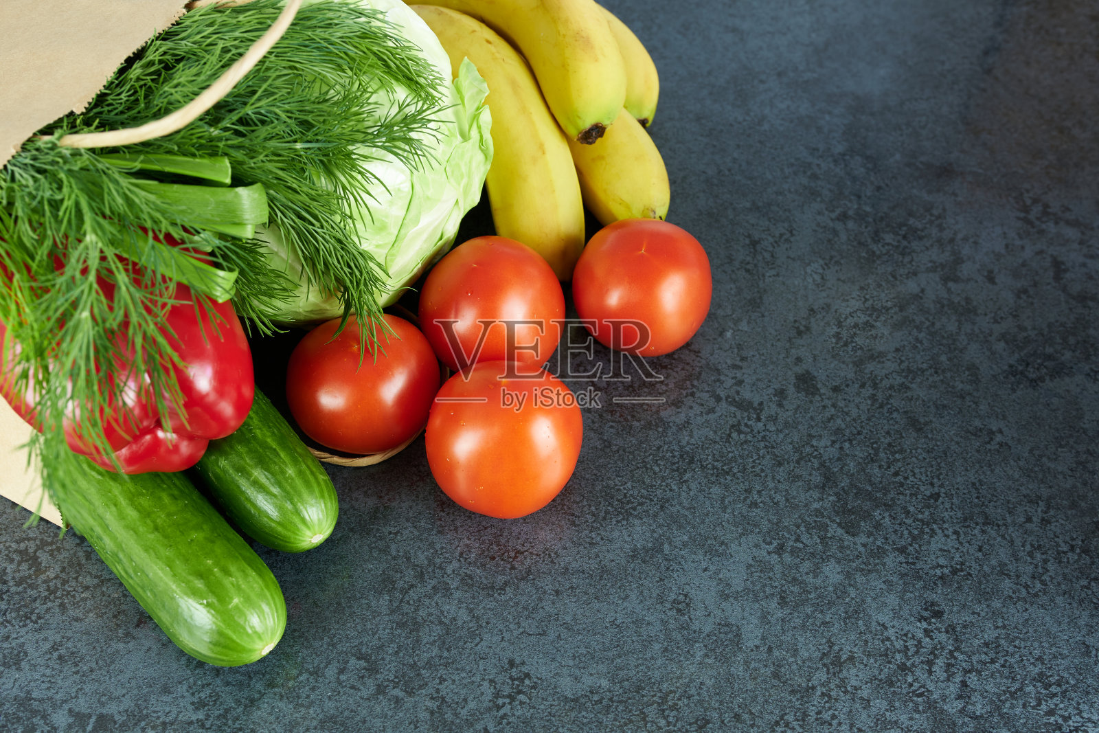 桌上放着水果和蔬菜的纸袋，俯视图。这个概念就是送餐。照片摄影图片