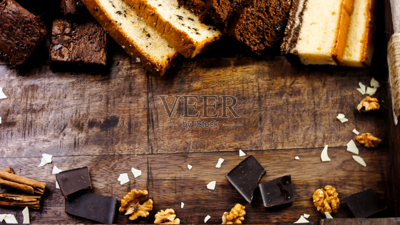 不同种类的蛋糕放在一个木托盘上照片摄影图片