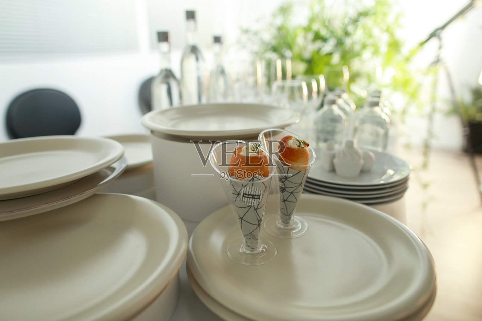 在聚会上被摆盘的零食照片摄影图片