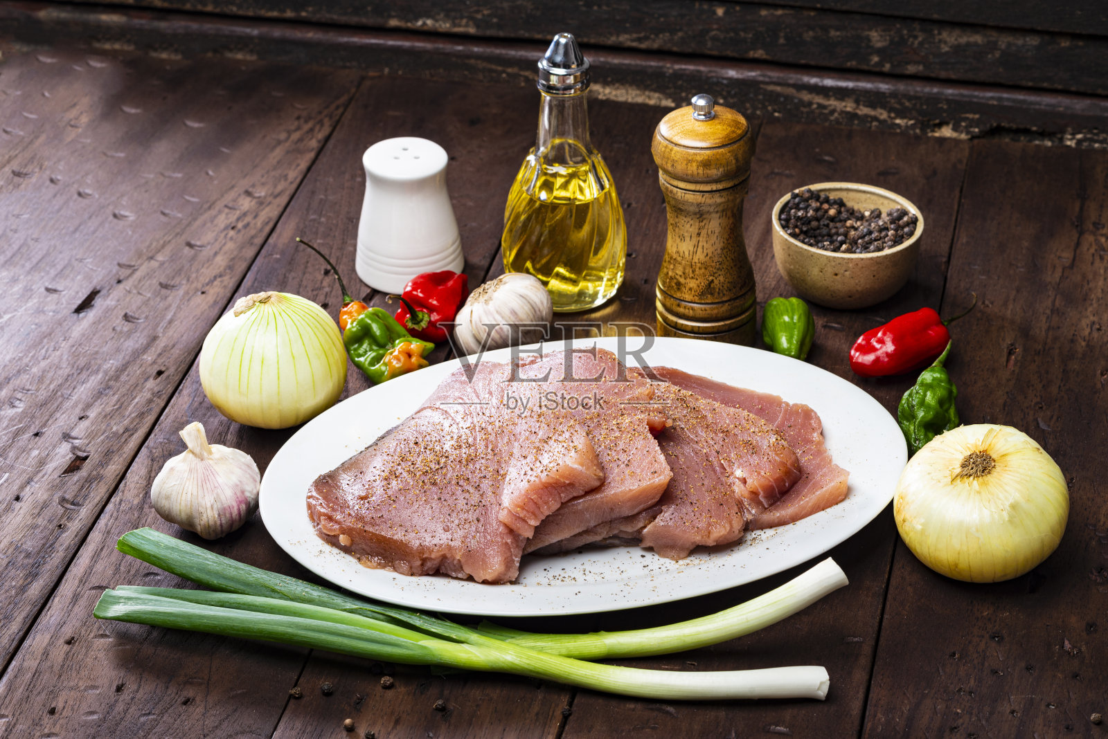 新鲜金枪鱼配食材照片摄影图片