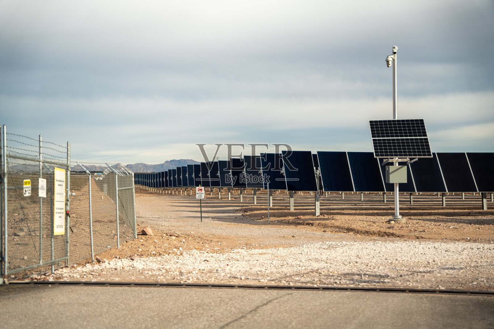 内华达州博尔德市南部沙漠地区的太阳能电池板农场照片摄影图片